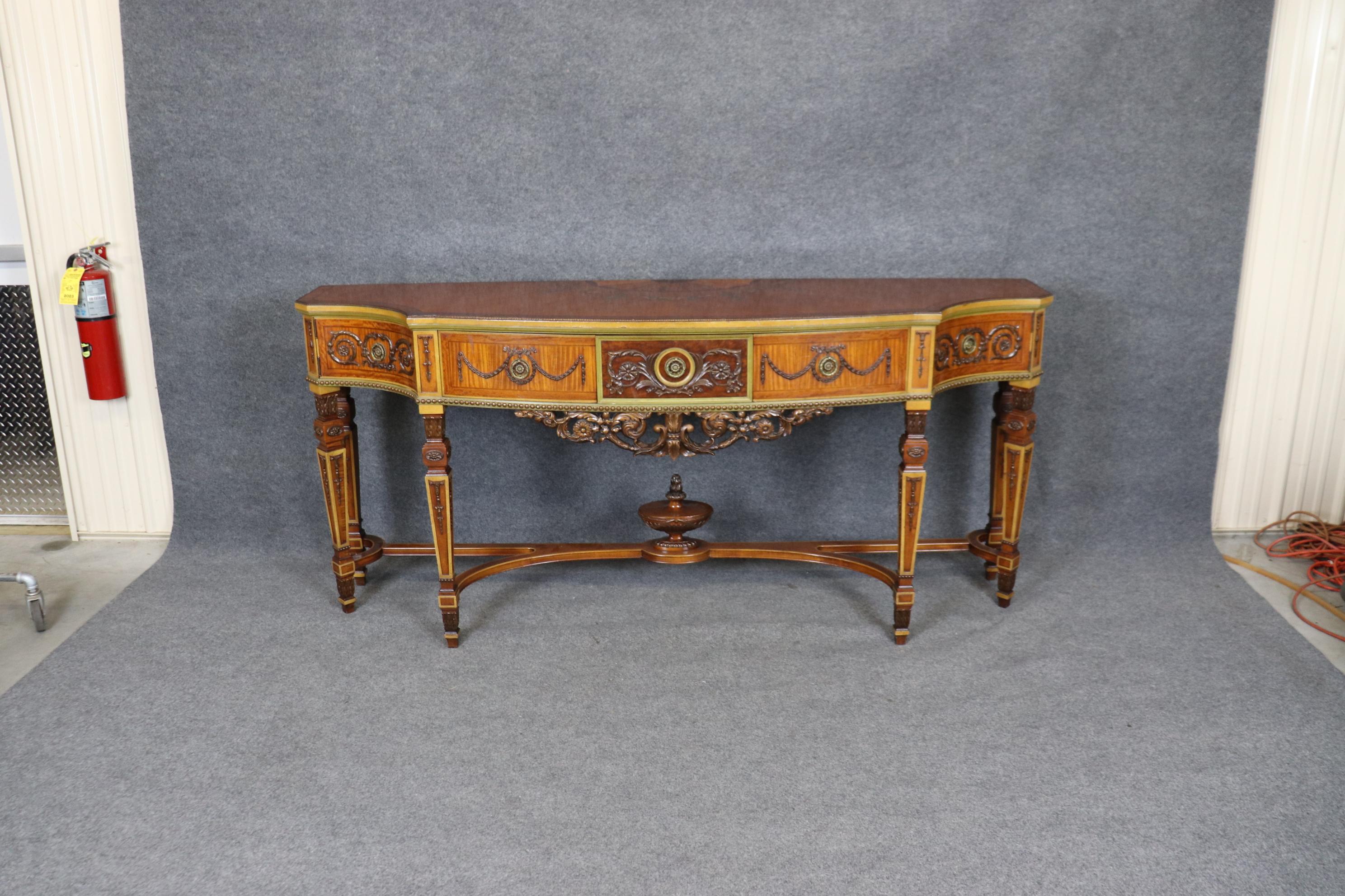 Legno di seta Fantastica credenza Adams decorata con vernice in legno di raso e noce CIRCA 1920 in vendita