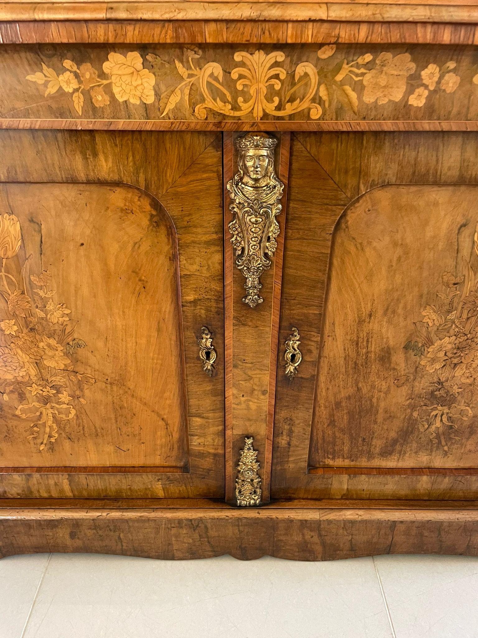 Antiker antiker Bücherregalschrank aus Wurzelnussholz mit Intarsien aus Goldbronze (Viktorianisch) im Angebot