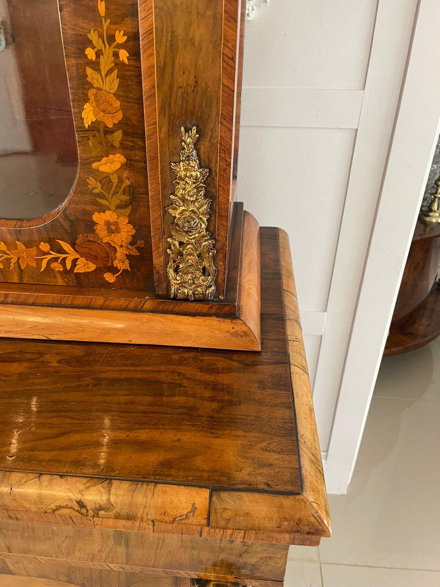 Antiker antiker Bücherregalschrank aus Wurzelnussholz mit Intarsien aus Goldbronze im Zustand „Gut“ im Angebot in Suffolk, GB
