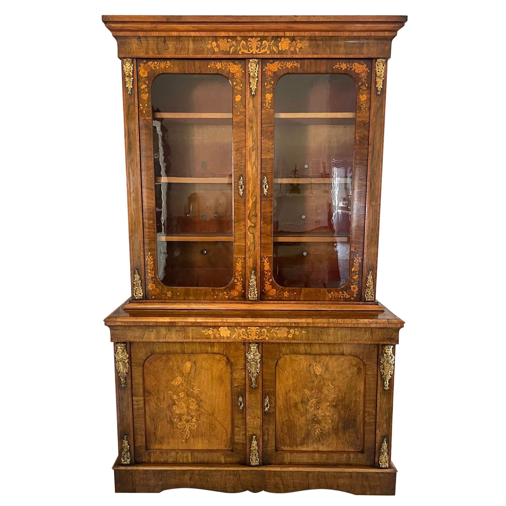 Fantastique bibliothèque ancienne en ronce de noyer marquetée et ornée de bronze doré