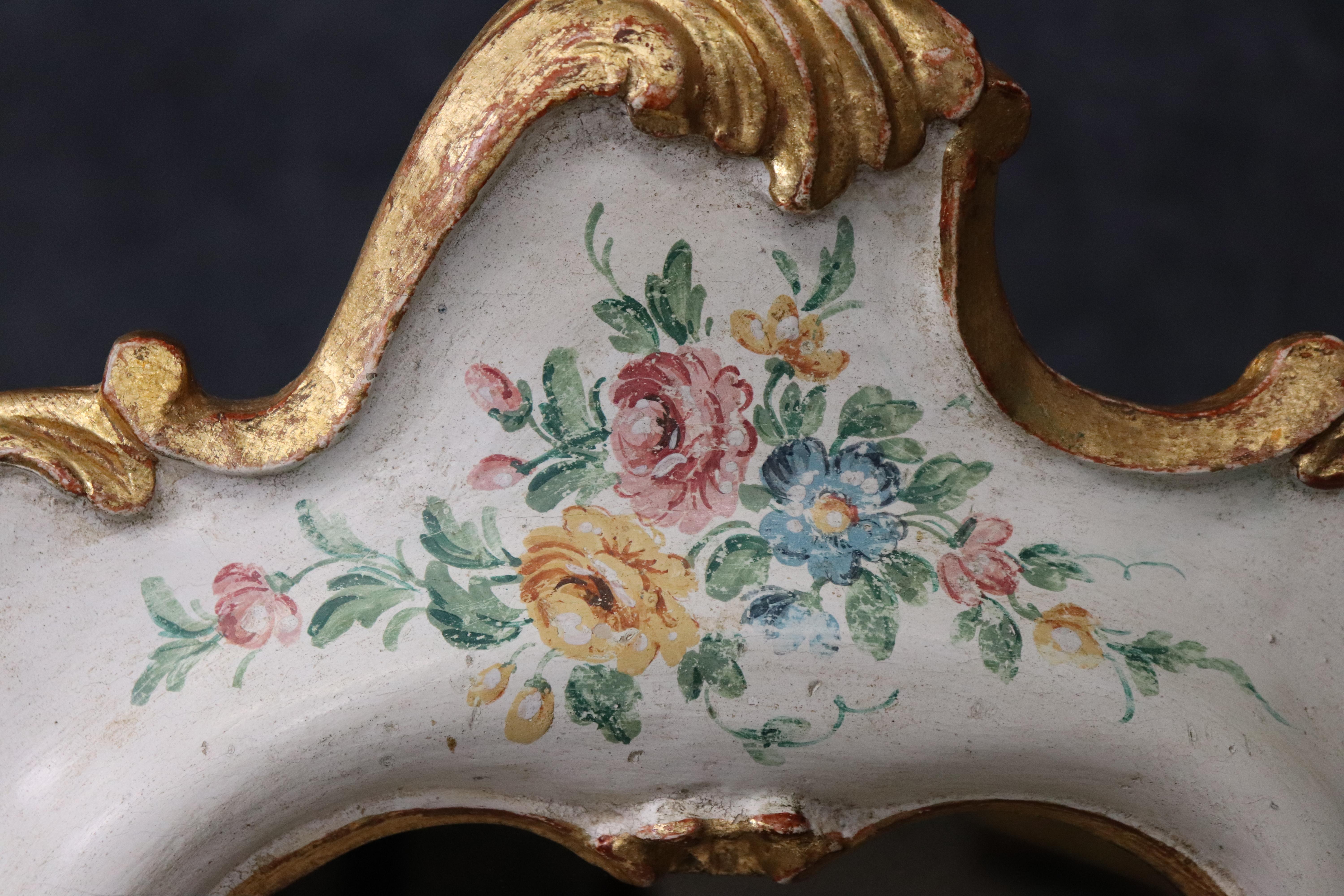 Fantástica Vanty Bomba Veneciana Italiana Antigua Pintada y Dorada con Espejo en venta 6