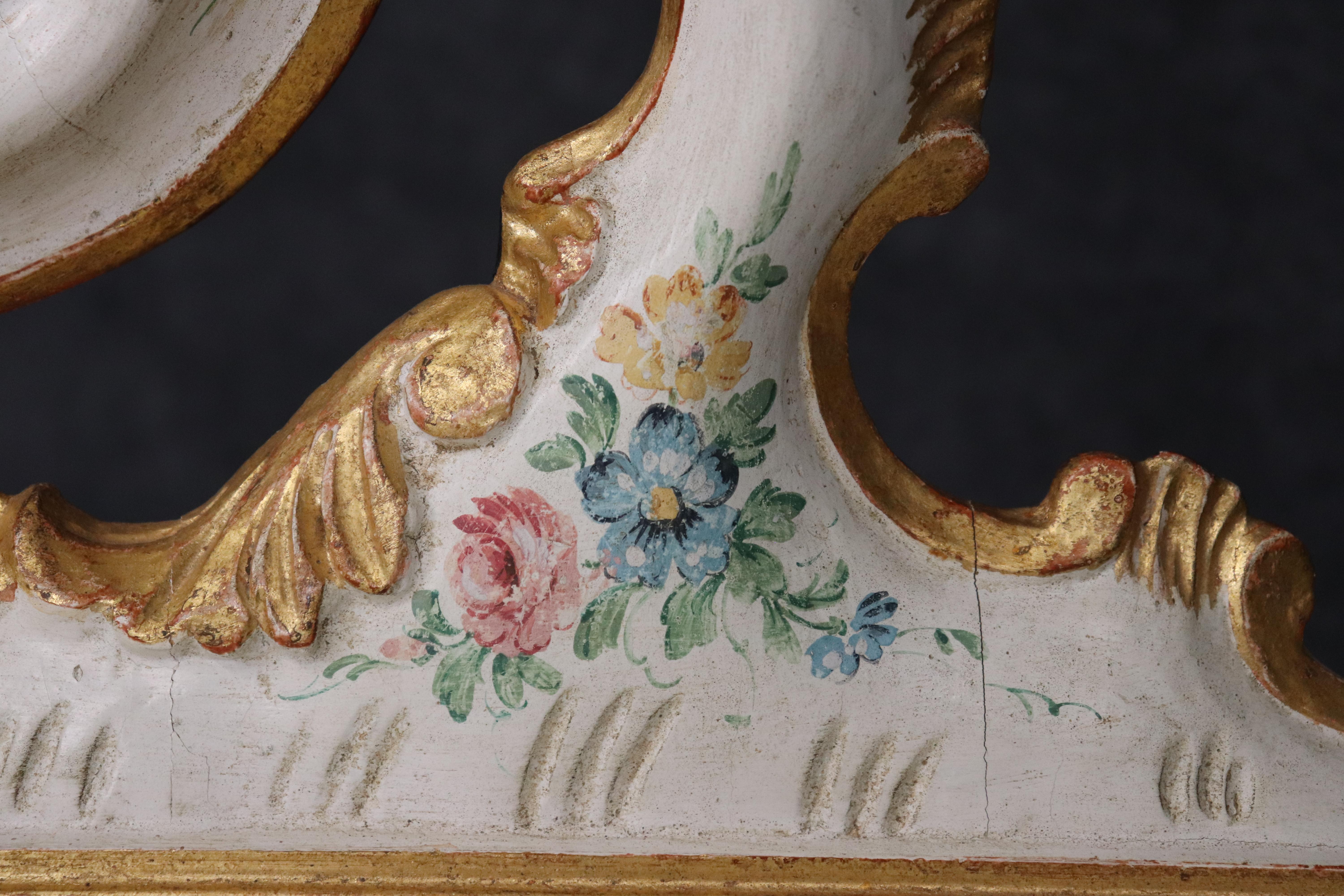 Fantástica Vanty Bomba Veneciana Italiana Antigua Pintada y Dorada con Espejo en venta 7