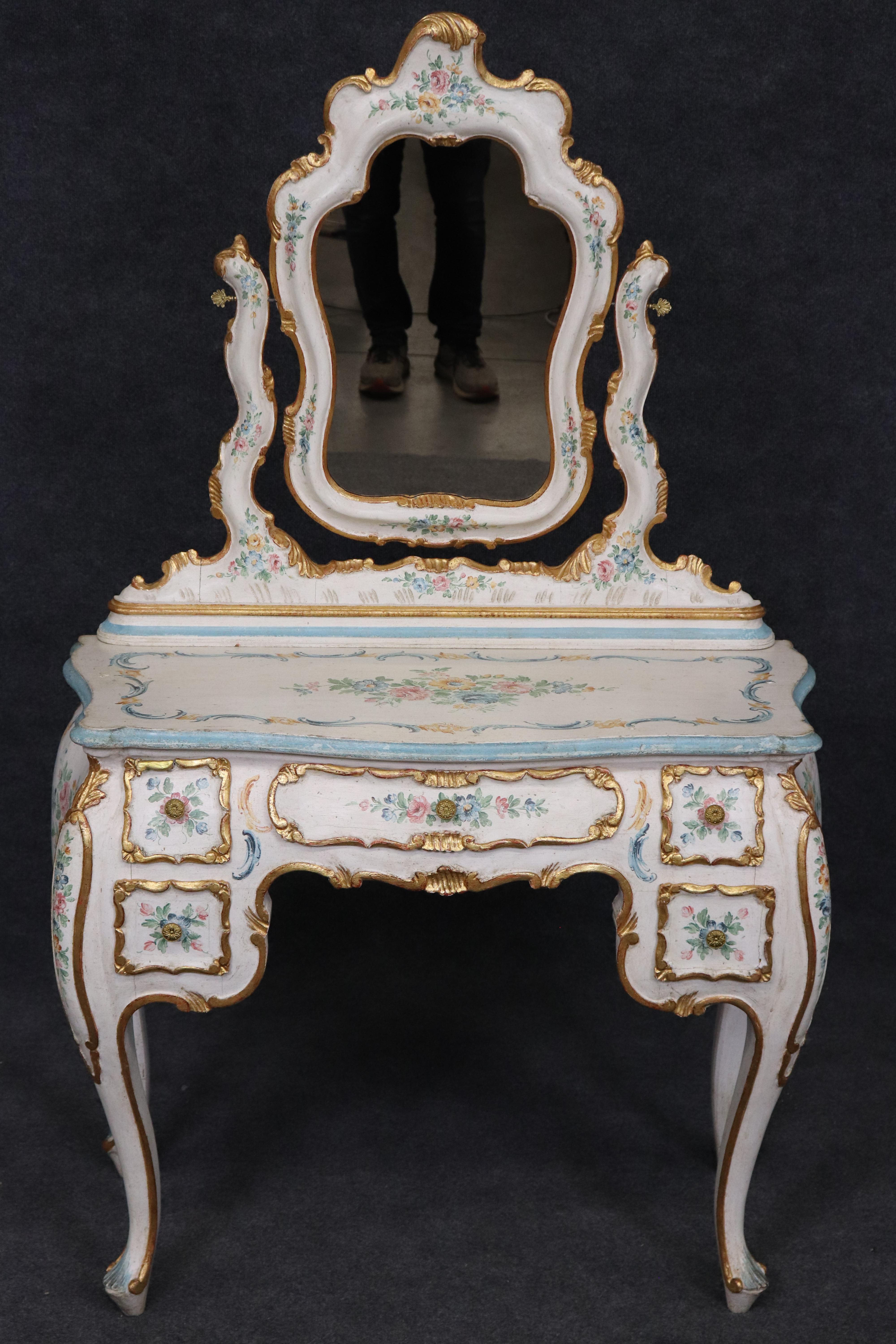 Se trata de un magnífico tocador de señora italiano de estilo Luis XV, absolutamente impresionante. El tocador es absolutamente precioso, con detalles pintados a mano y toques de pan de oro dorado. El tocador está en buen estado, con pequeños signos