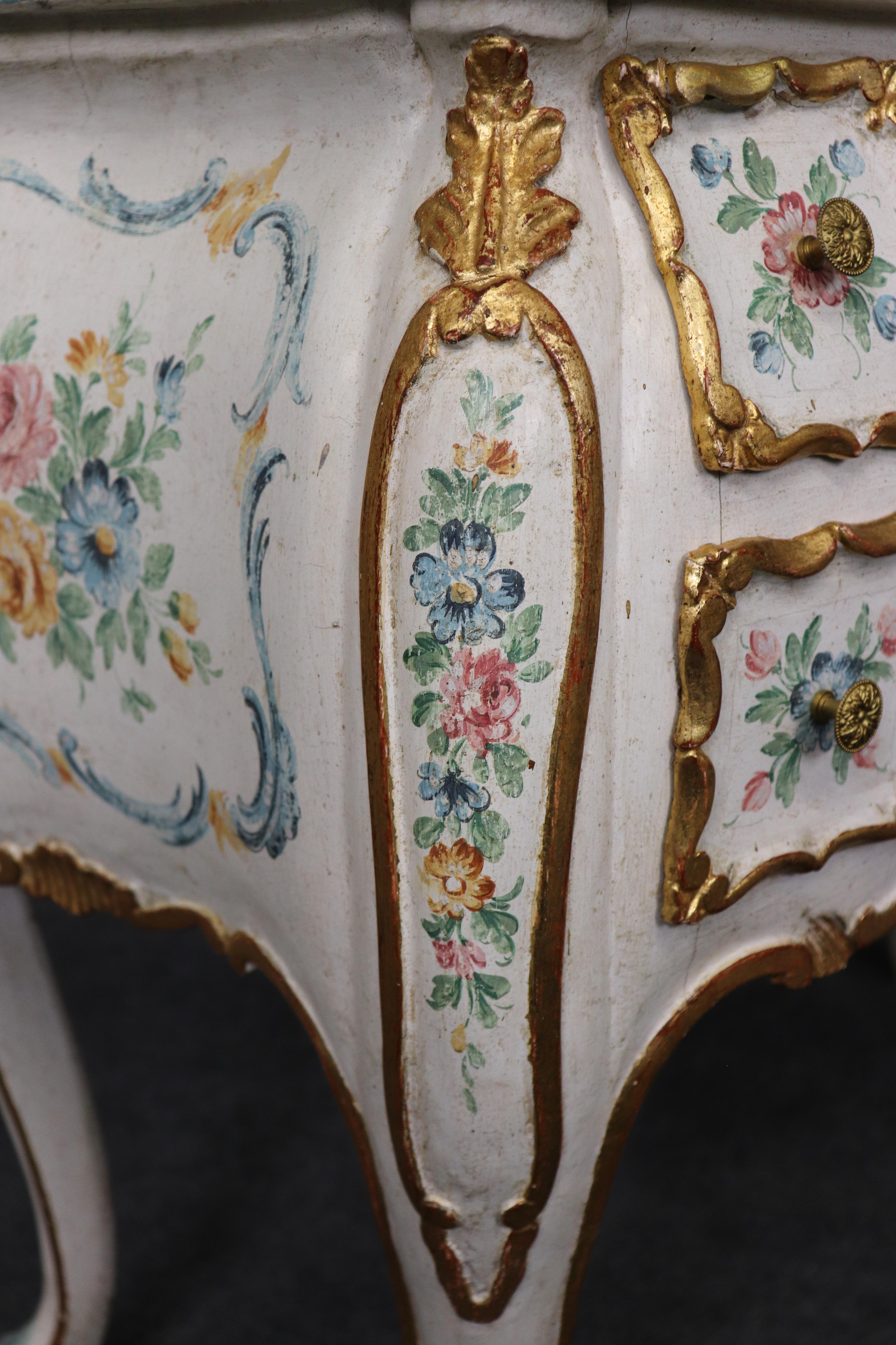 Fantástica Vanty Bomba Veneciana Italiana Antigua Pintada y Dorada con Espejo mediados del siglo XX en venta