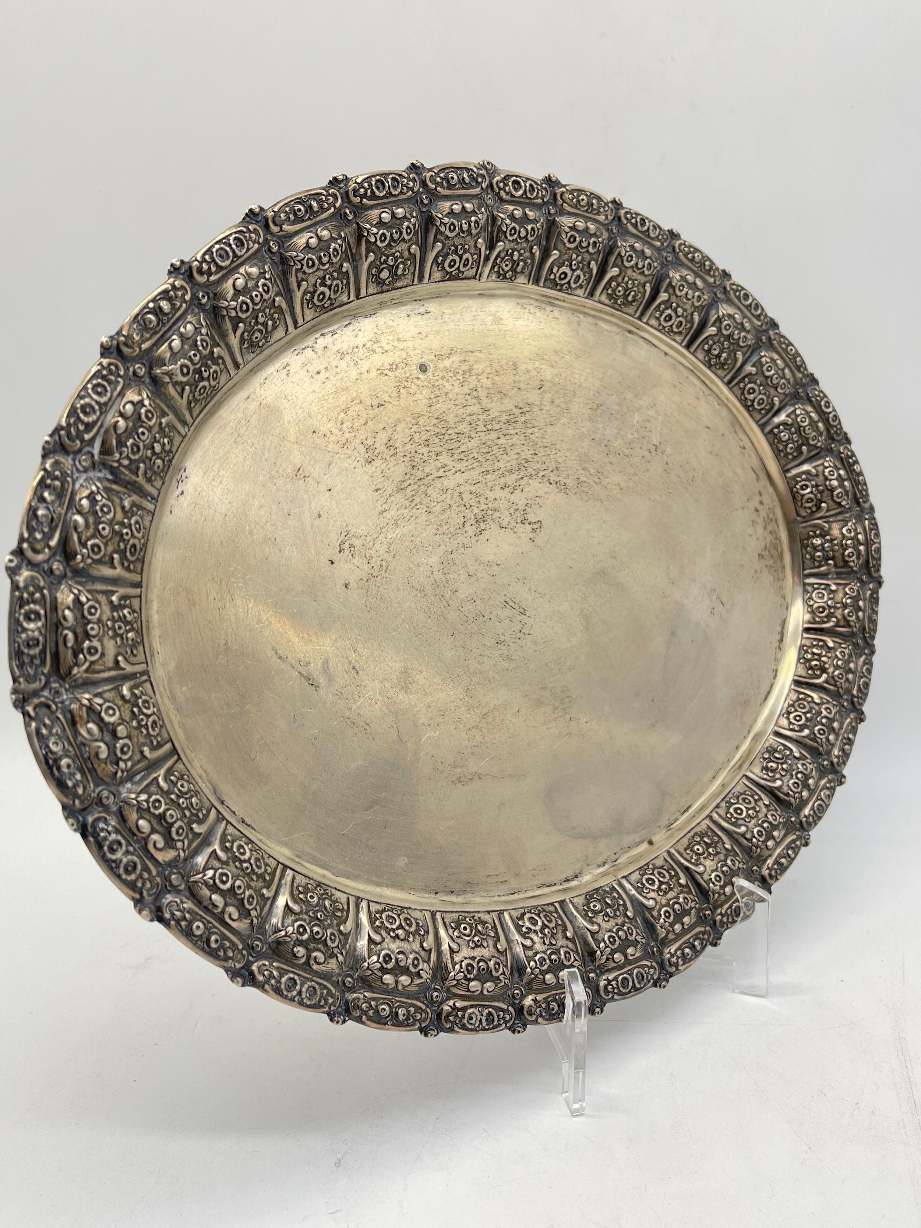 Silver tablet 830 with Roses ornament

Half moon & crown - Germany

Weight: 388 grams

The condition can be seen in the pictures.