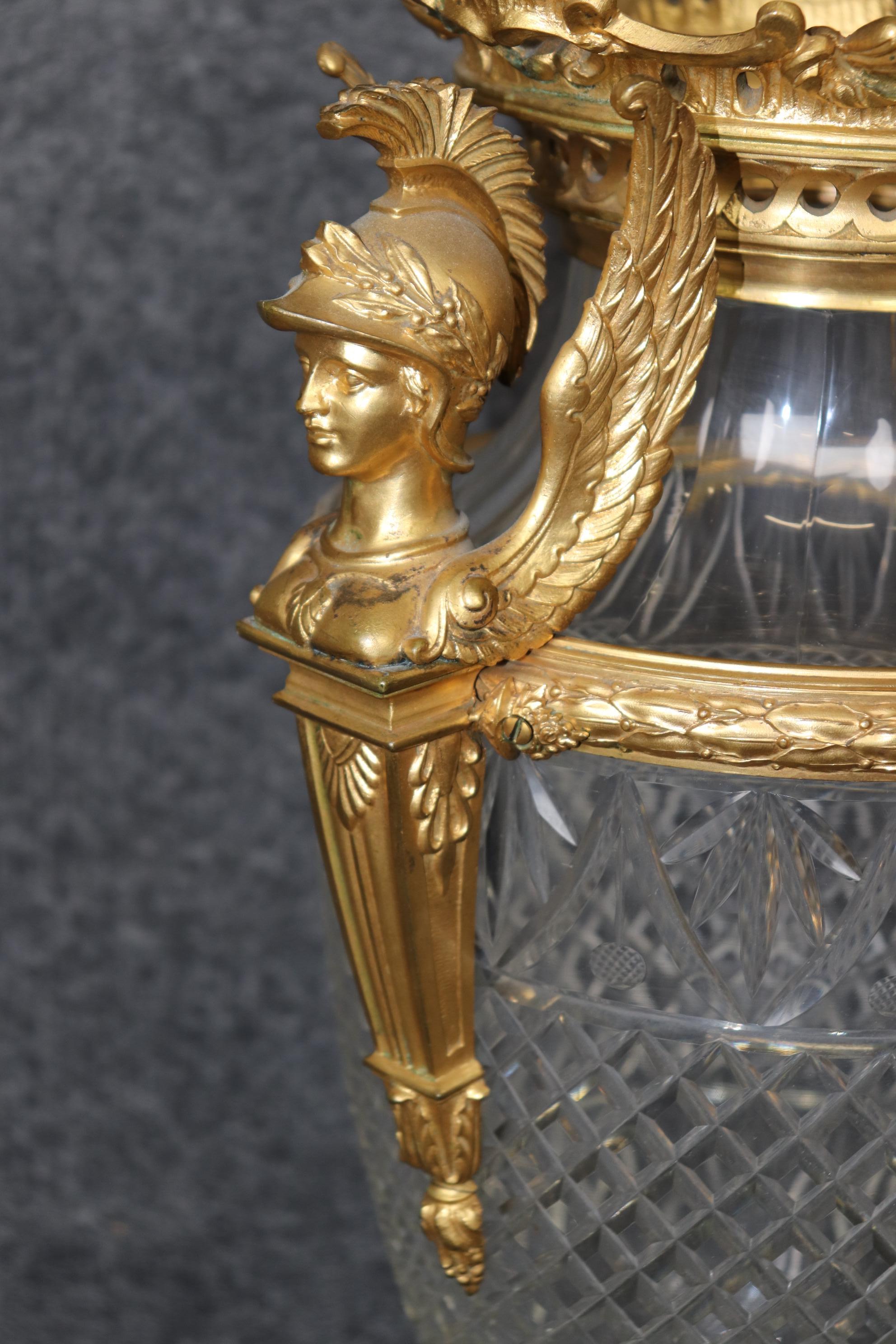 Se trata de un jarrón de cristal atribuido a Baccarat, magníficamente fundido y montado en bronce dore', con increíbles figuras troyanas de bronce con alas. Son de estilo naturalista, con rasgos extremadamente realistas y una fina calidad de