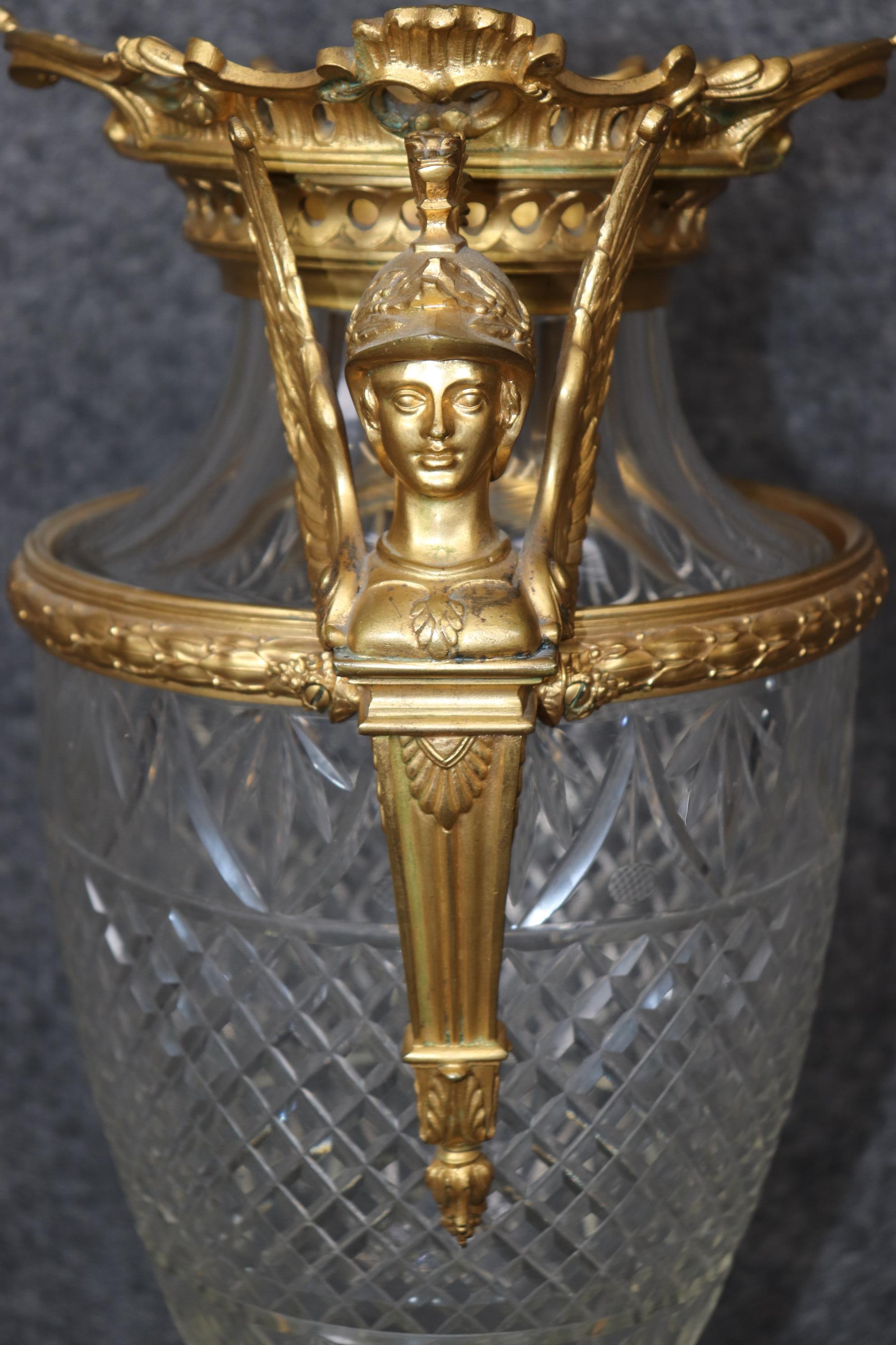Fantástica urna jarrón troyano de cristal y bronce fundido atribuido a Baccarat Renacimiento neoclásico