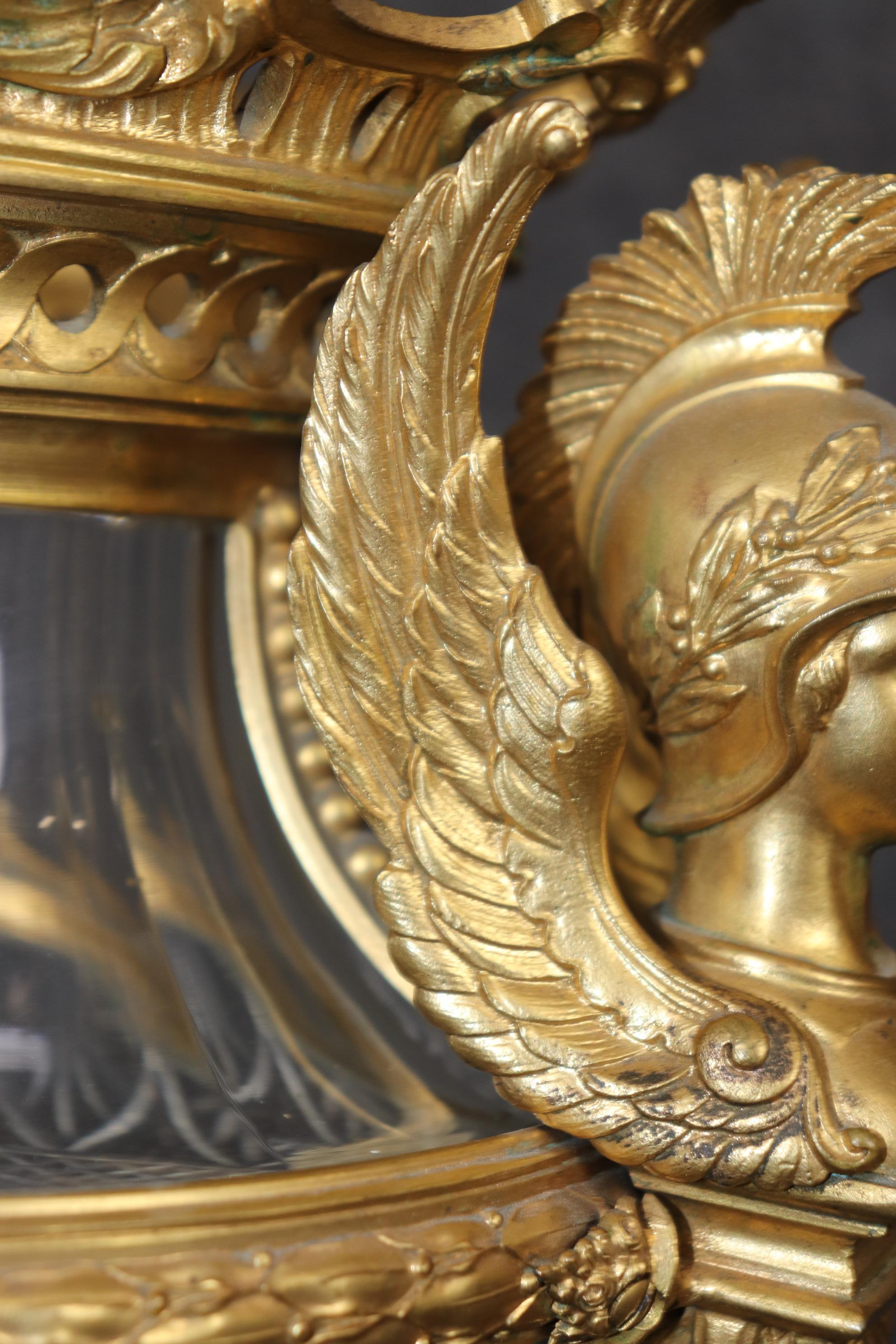 Fantástica urna jarrón troyano de cristal y bronce fundido atribuido a Baccarat Francés