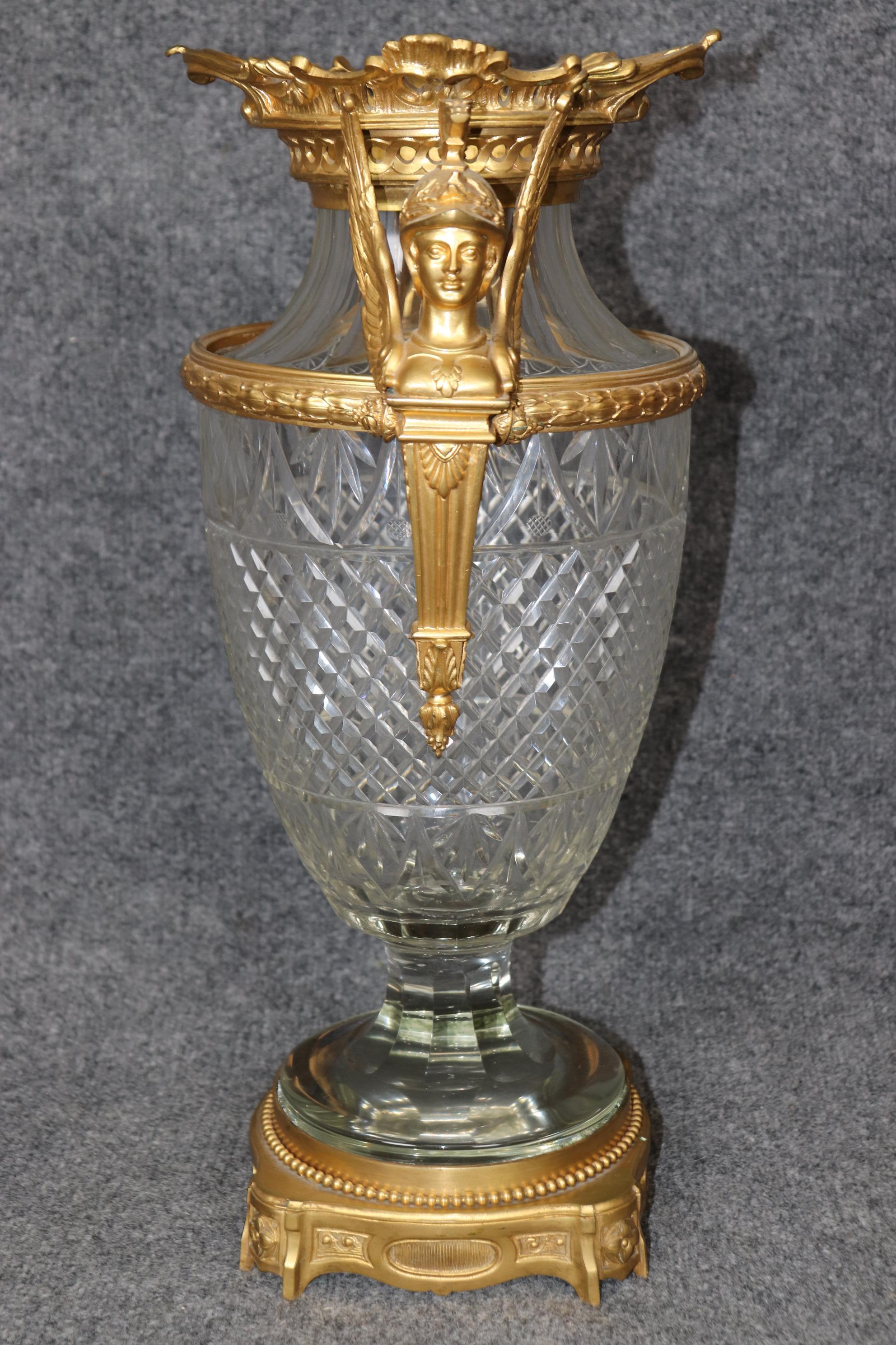 Fantástica urna jarrón troyano de cristal y bronce fundido atribuido a Baccarat en Bueno Estado en Swedesboro, NJ