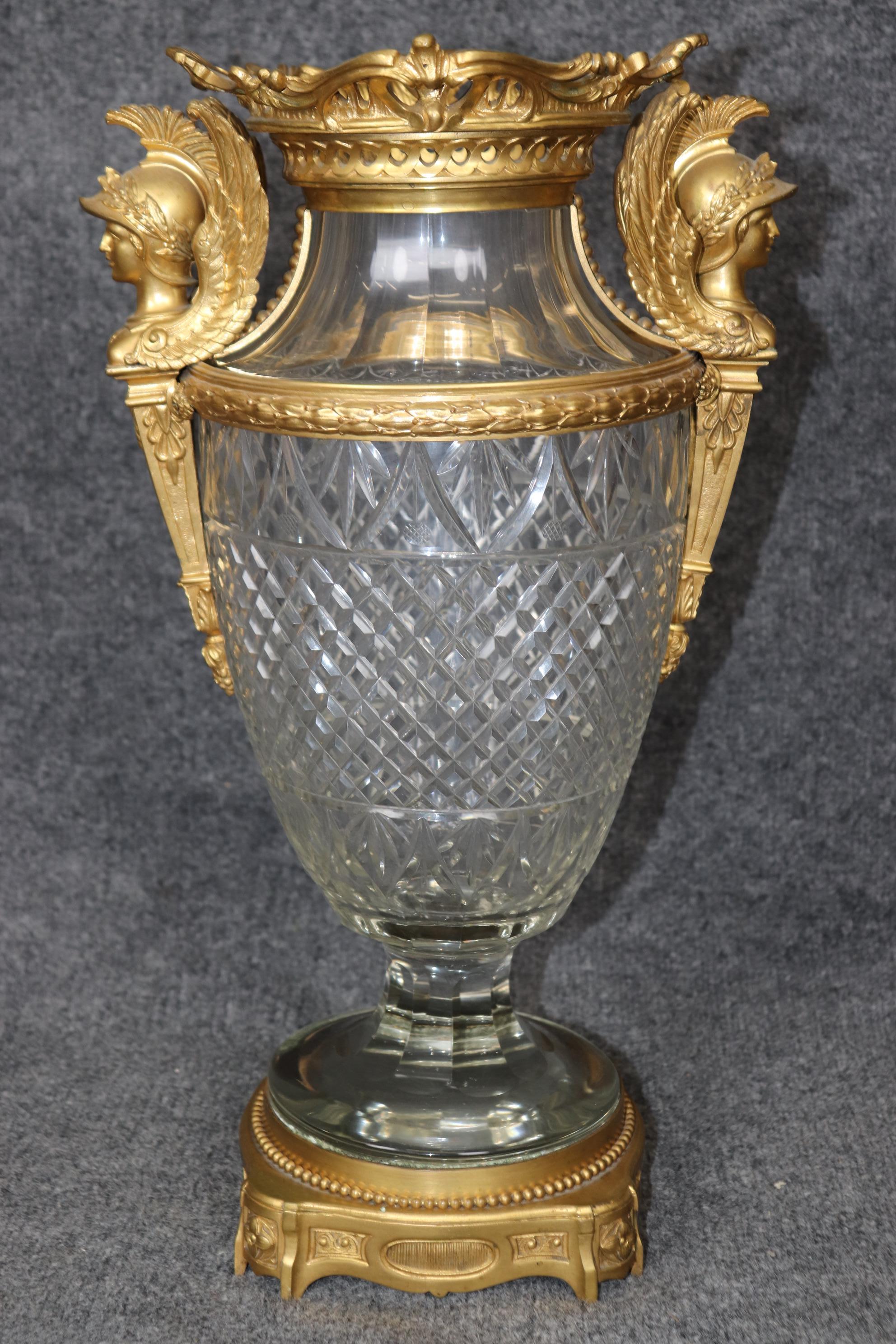 Fantástica urna jarrón troyano de cristal y bronce fundido atribuido a Baccarat mediados del siglo XX