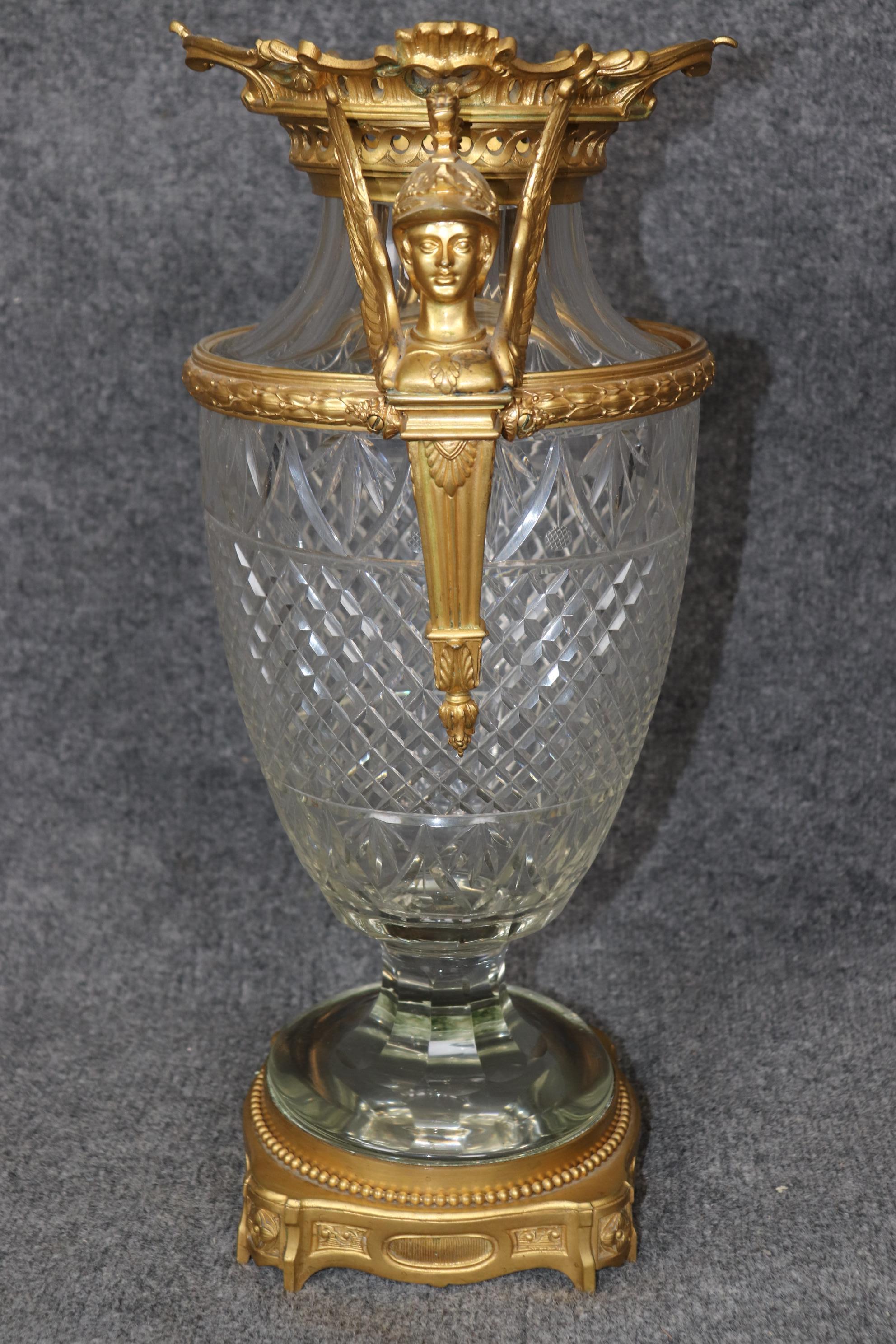 Fantástica urna jarrón troyano de cristal y bronce fundido atribuido a Baccarat Bronce