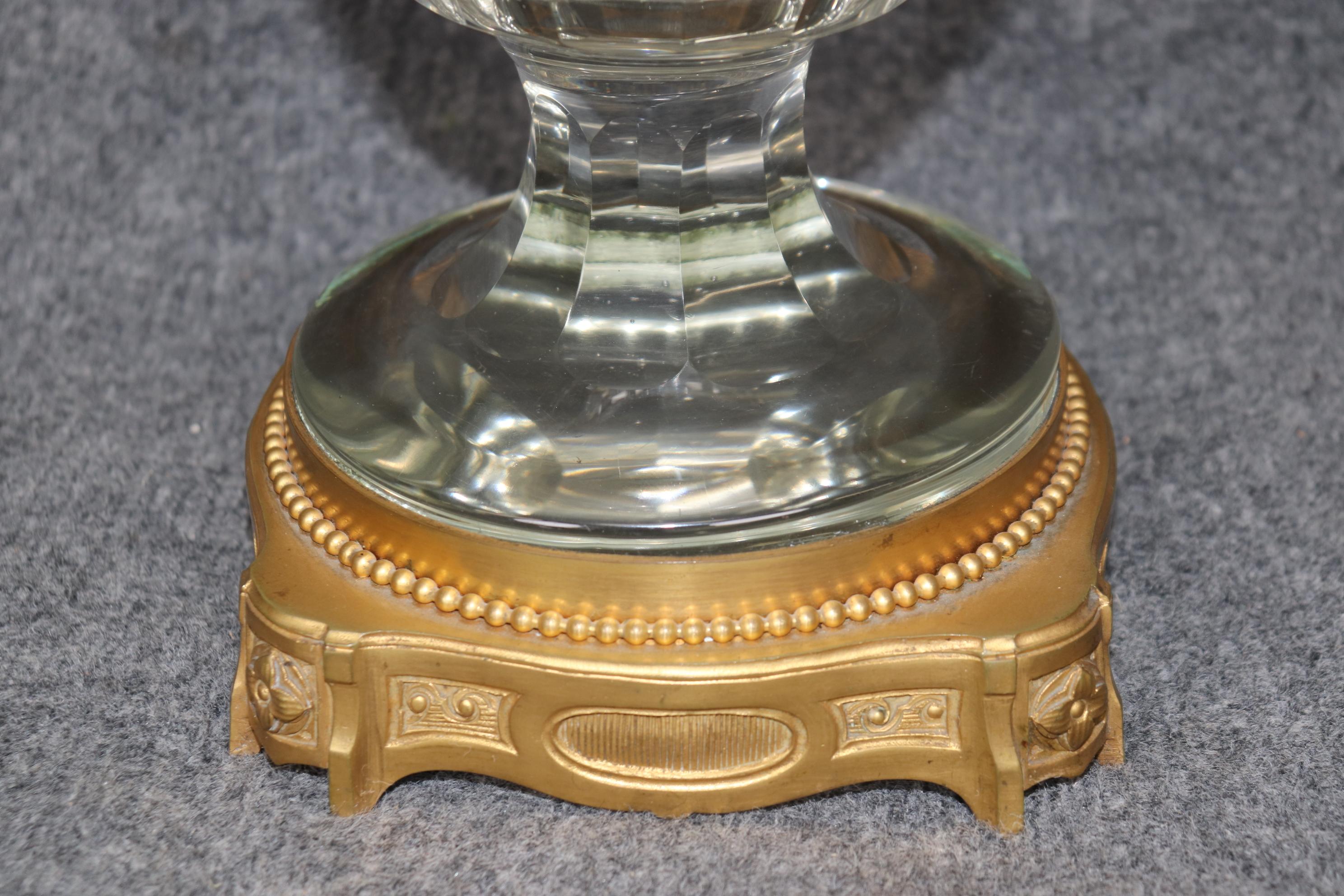 Fantástica urna jarrón troyano de cristal y bronce fundido atribuido a Baccarat 1