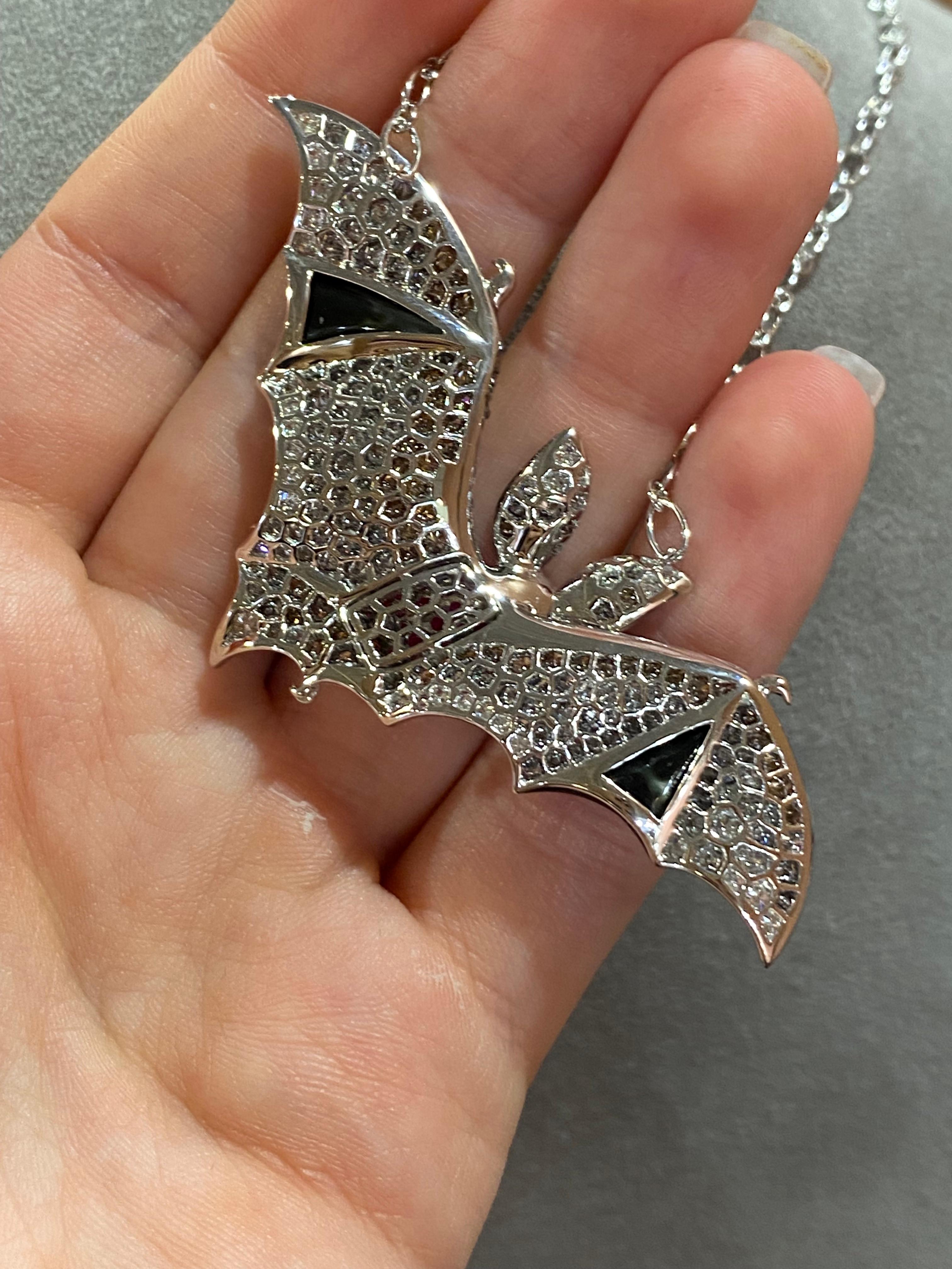 Fantastische 18 Karat Halskette mit Fledermaus-Saphir-Diamant-Weigold fr ihn (Rundschliff) im Angebot