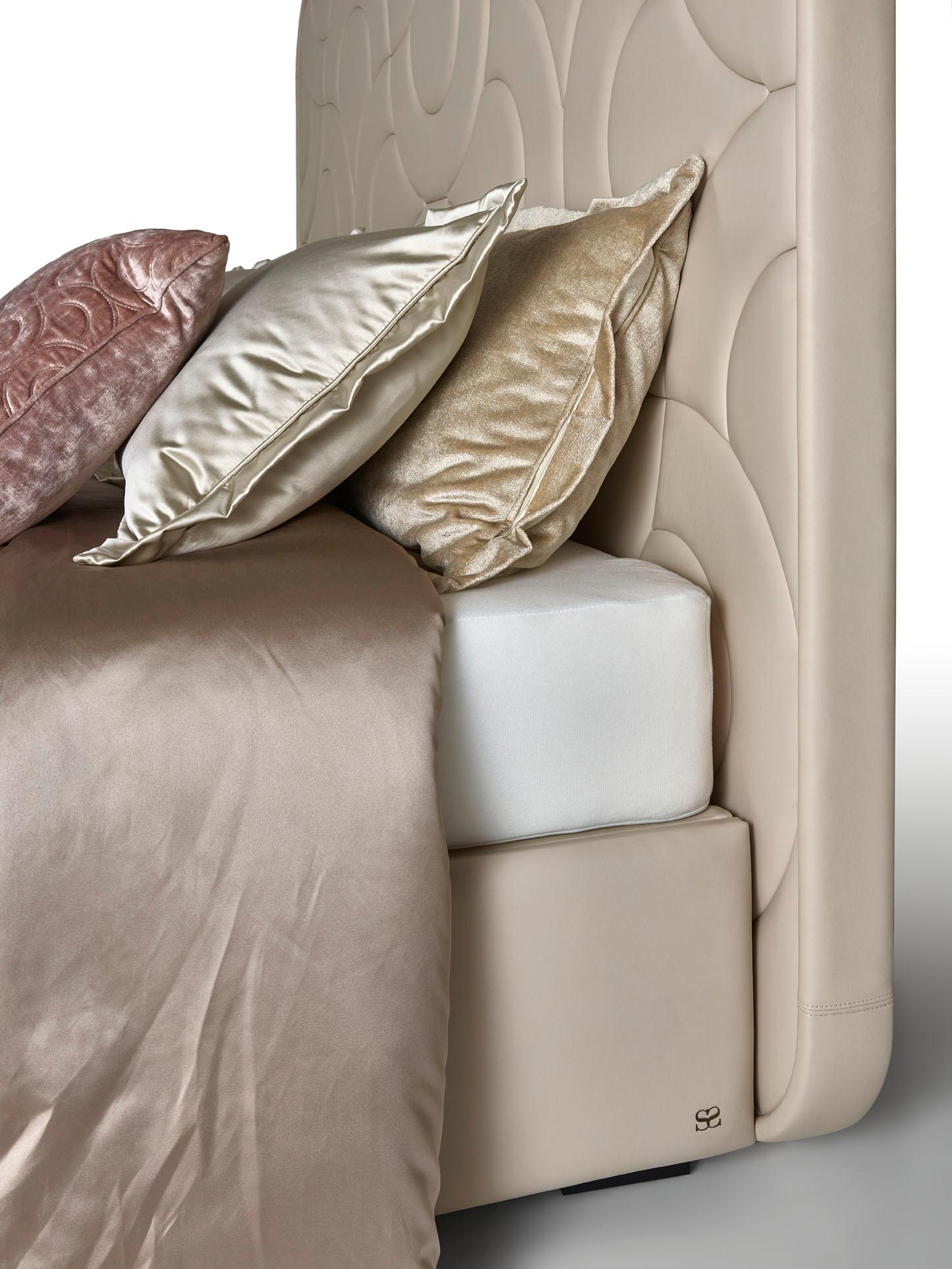 Fantastisches Bett in Leder Stoff Polsterung Kopfteil in  Holz und Leder (Italienisch) im Angebot