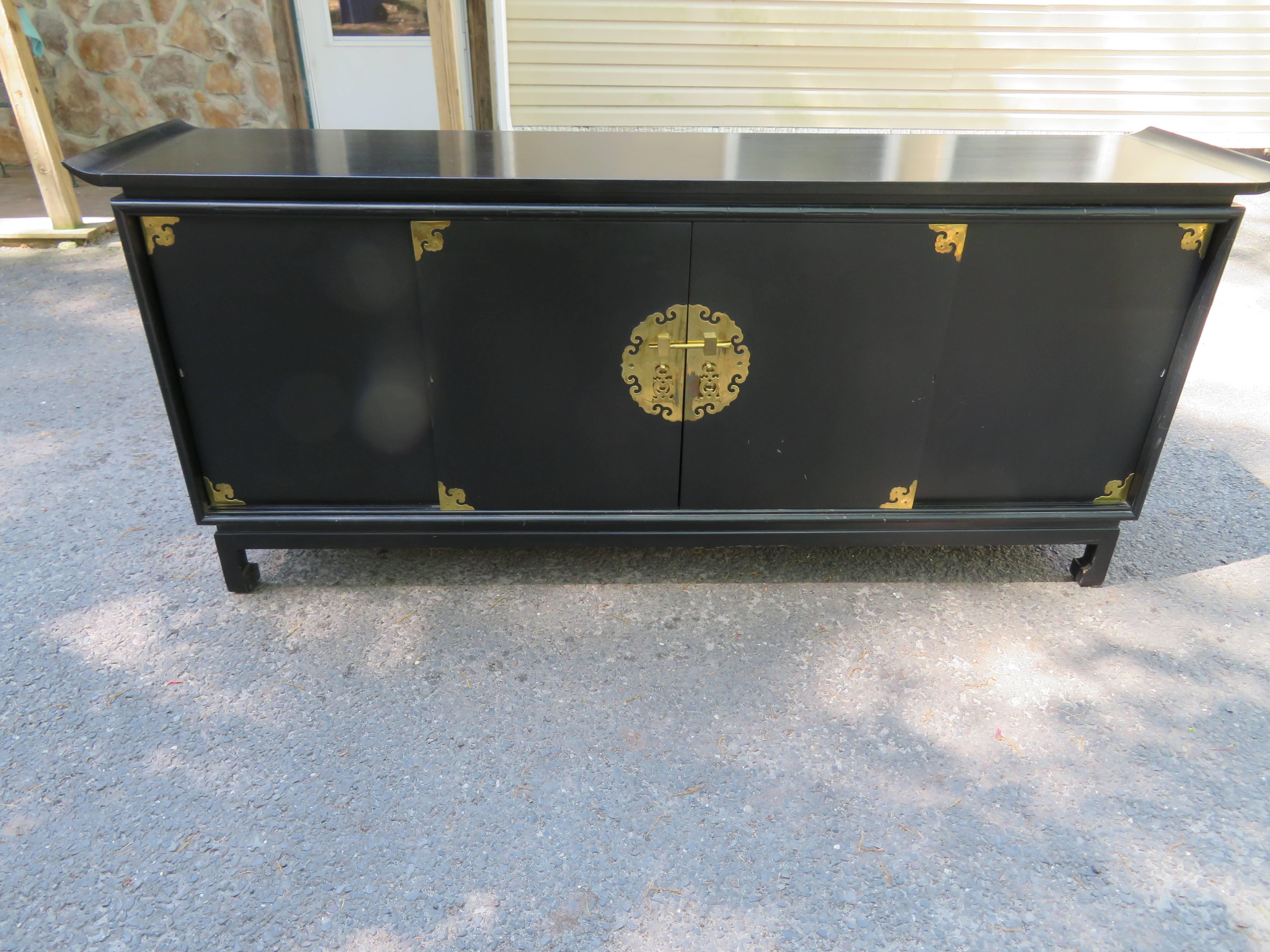 Fantastic Black Lacquered Chinoiserie Stereo Cabinet Credenza Mid-Century Modern 10