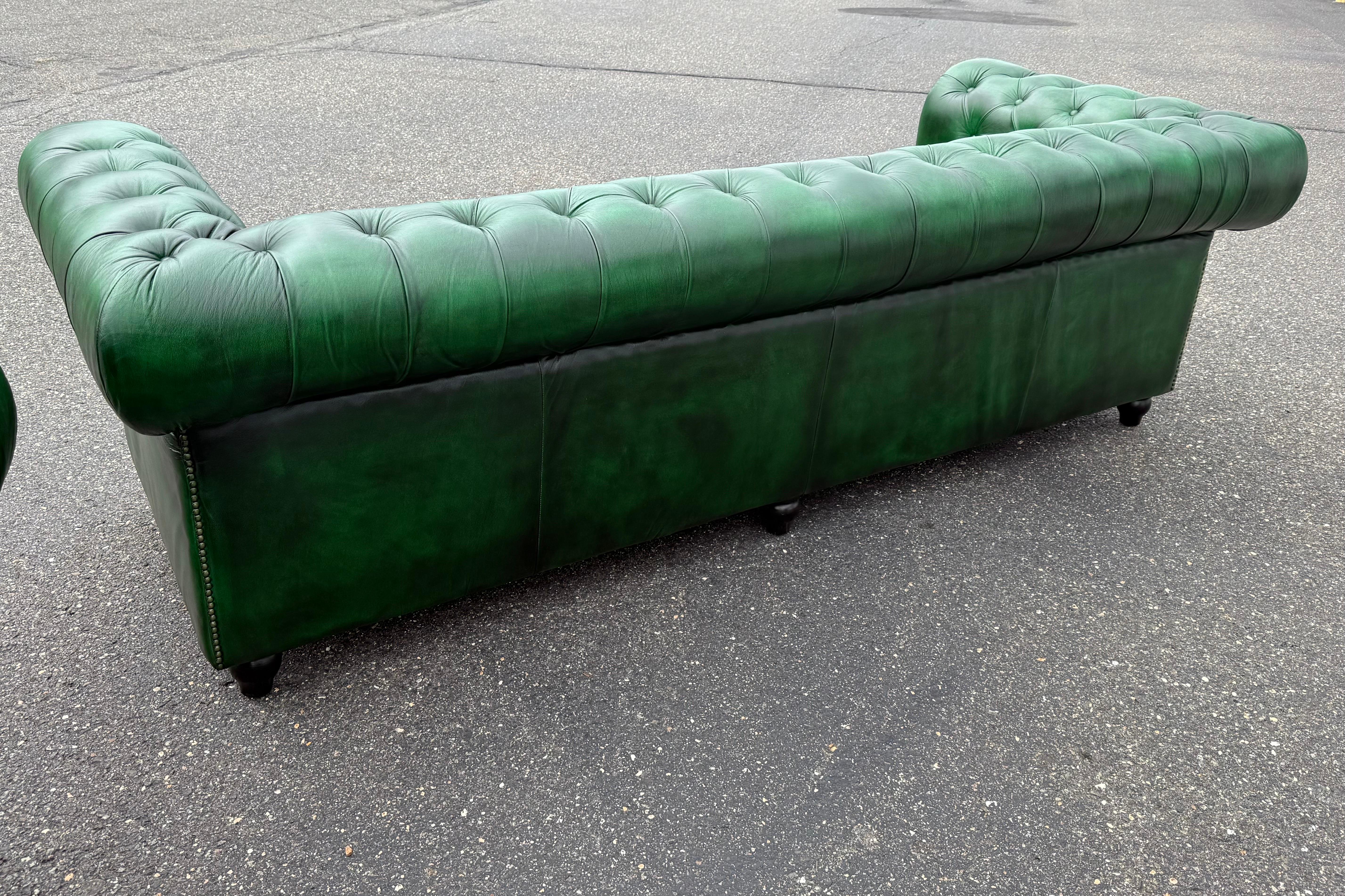 Fantástico Sofá Chesterfield inglés acolchado verde Kelly brillante de 7 pies de largo en venta 7
