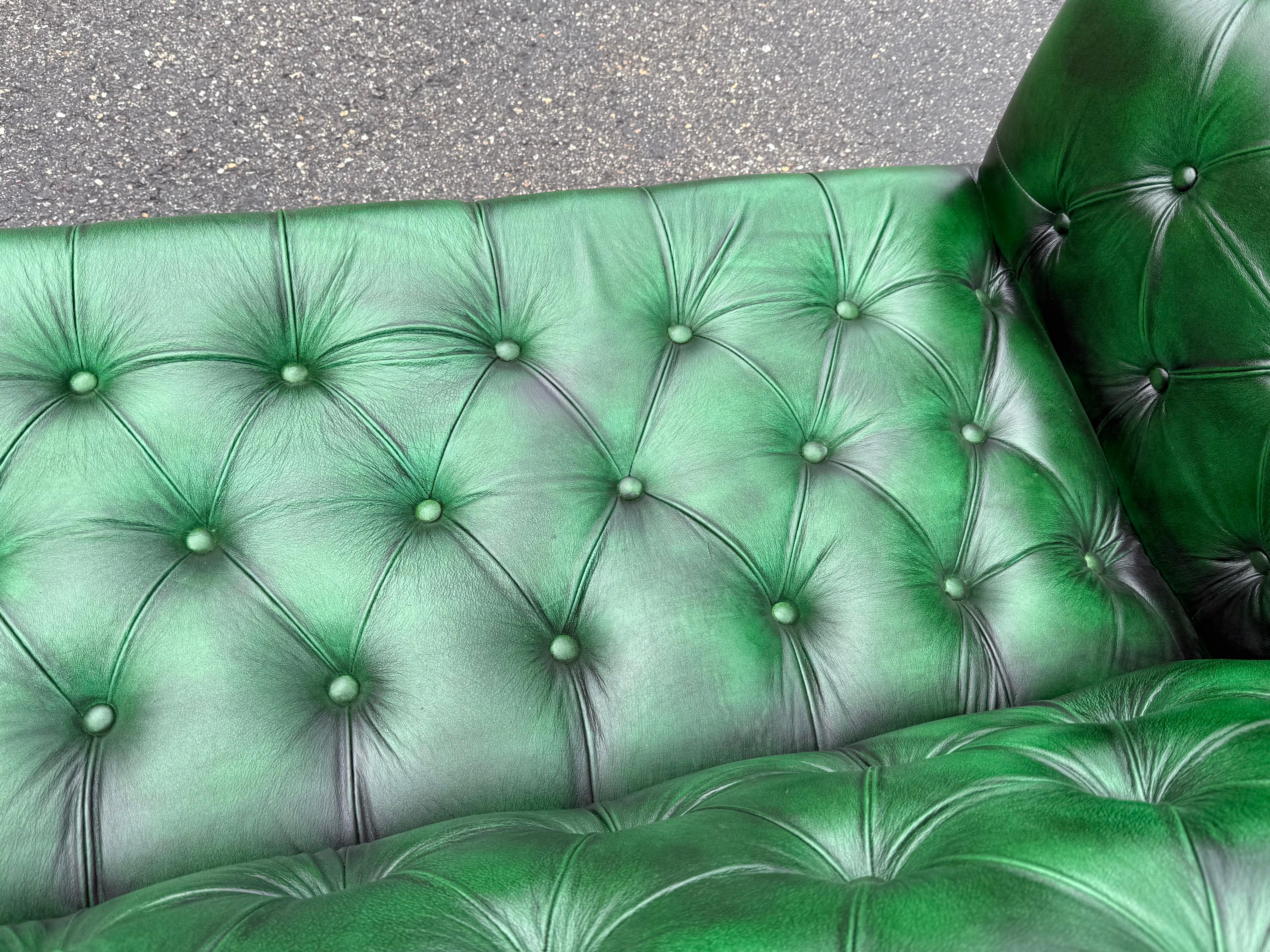 Fantástico Sofá Chesterfield inglés acolchado verde Kelly brillante de 7 pies de largo en venta 8