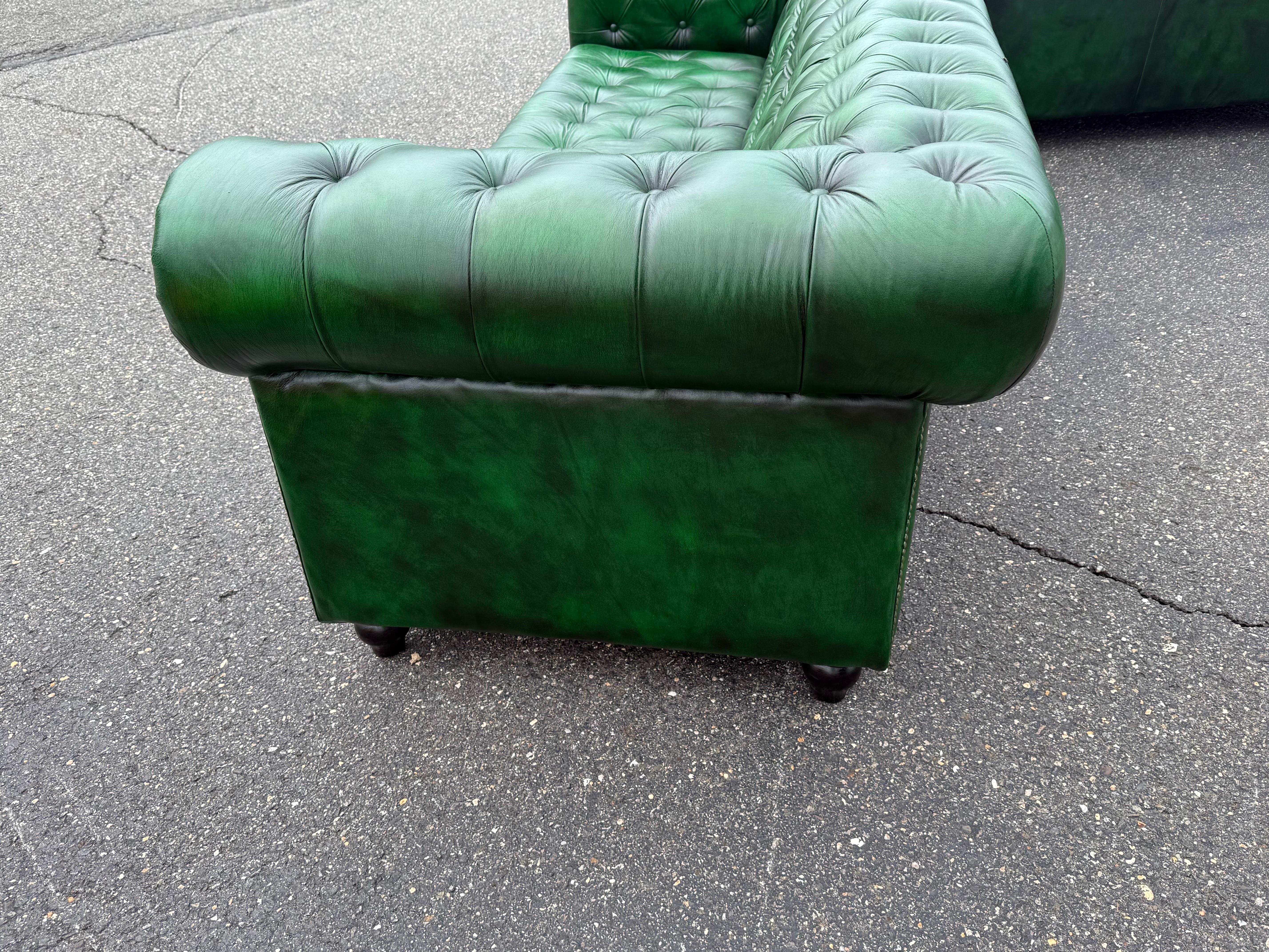 Fantástico Sofá Chesterfield inglés acolchado verde Kelly brillante de 7 pies de largo en venta 9