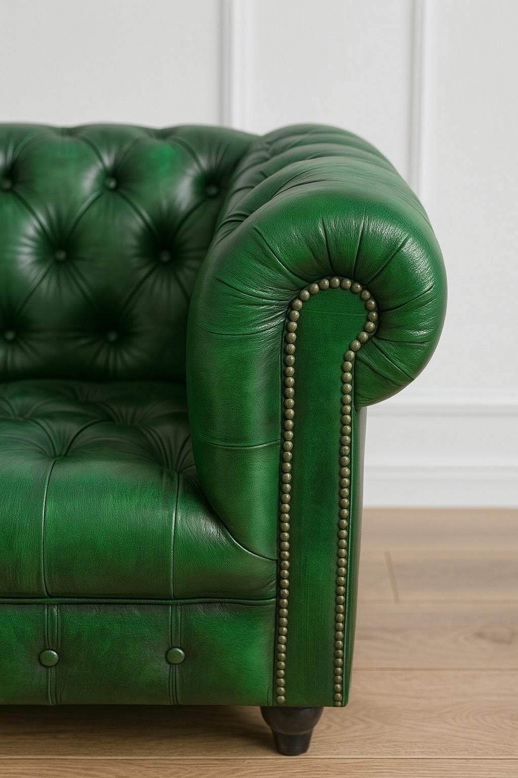 Fantástico Sofá Chesterfield inglés acolchado verde Kelly brillante de 7 pies de largo en Bueno estado para la venta en Swedesboro, NJ