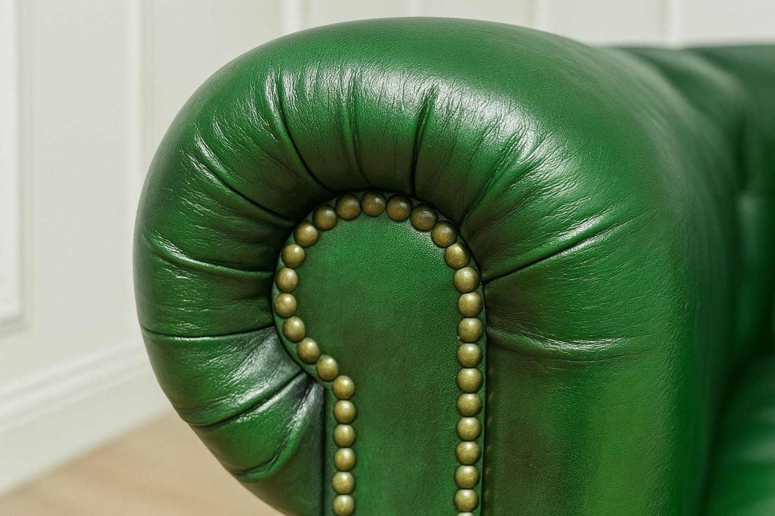 Fantástico Sofá Chesterfield inglés acolchado verde Kelly brillante de 7 pies de largo Siglo XXI y contemporáneo en venta
