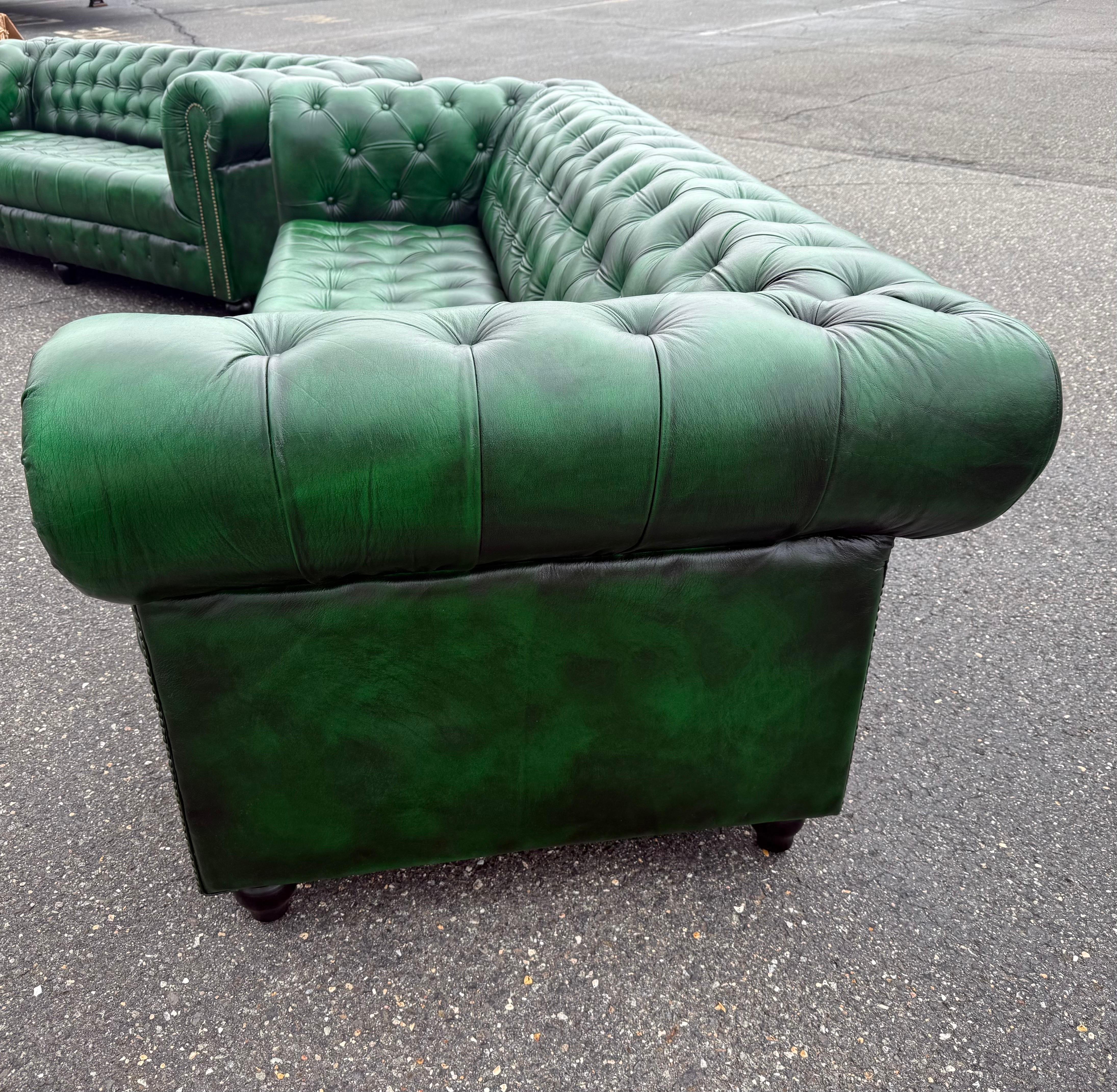 Fantástico Sofá Chesterfield inglés acolchado verde Kelly brillante de 7 pies de largo Cuero en venta