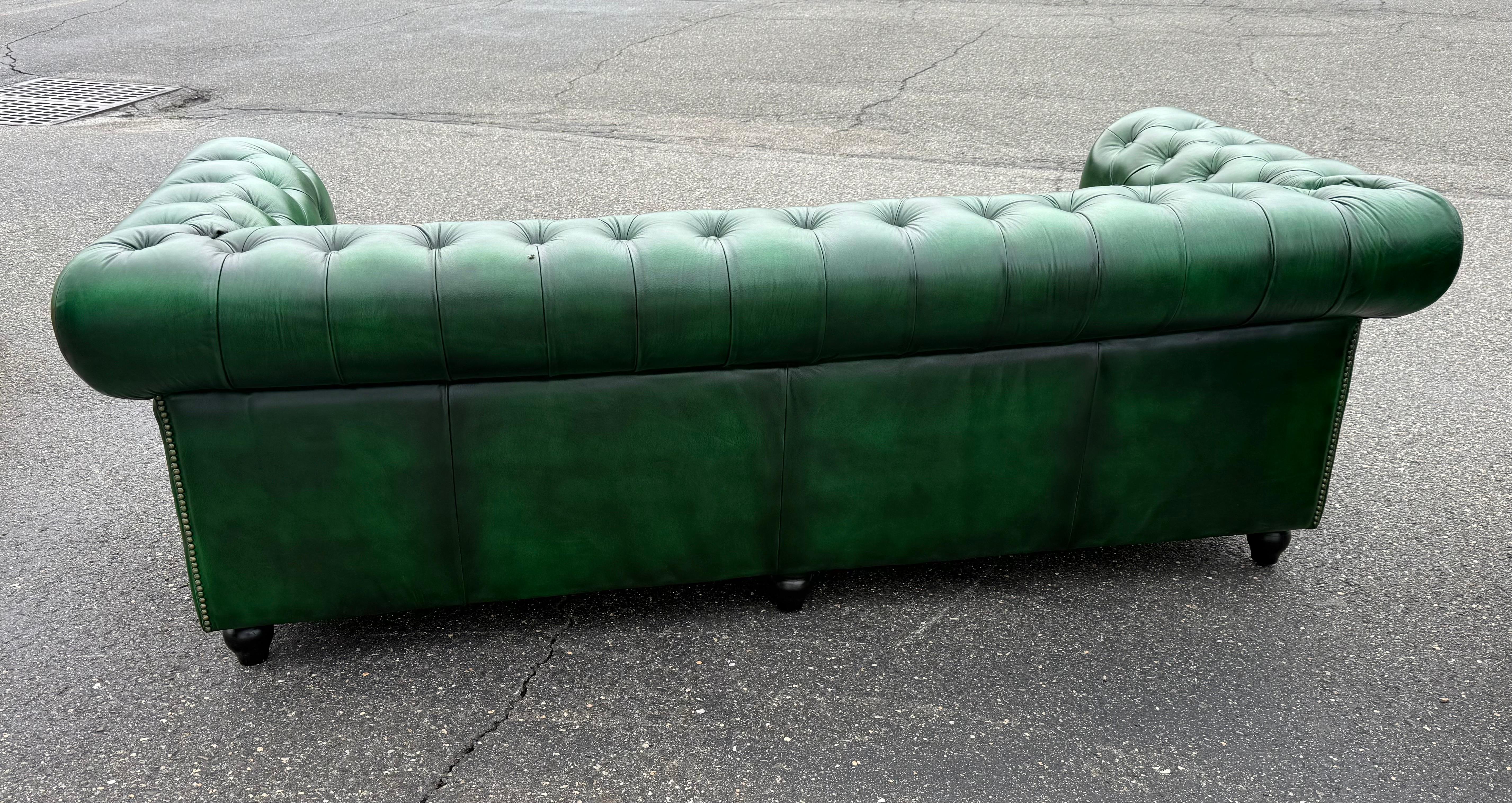 Fantástico Sofá Chesterfield inglés acolchado verde Kelly brillante de 7 pies de largo en venta 1