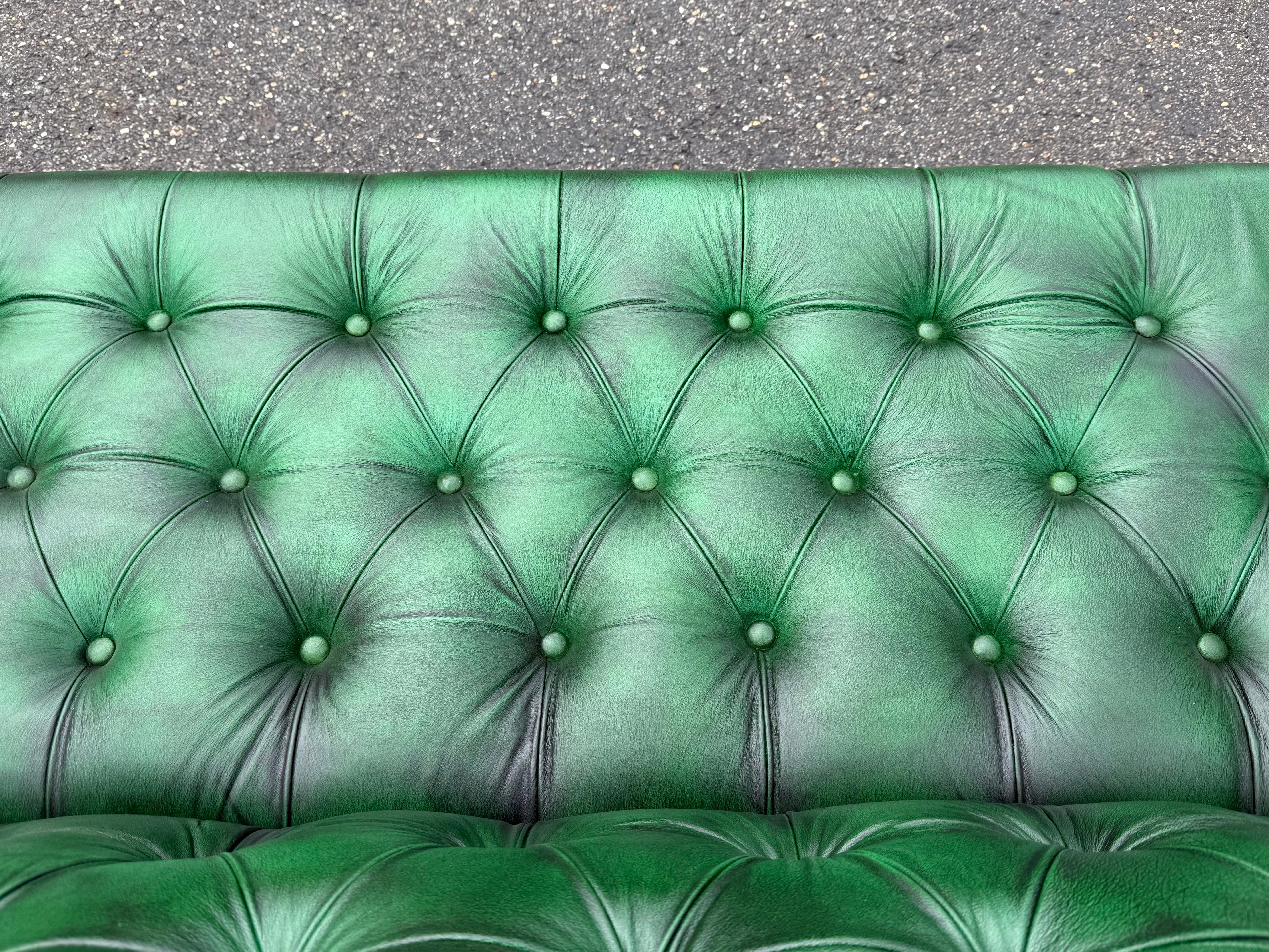 Fantástico Sofá Chesterfield inglés acolchado verde Kelly brillante de 7 pies de largo en venta 2