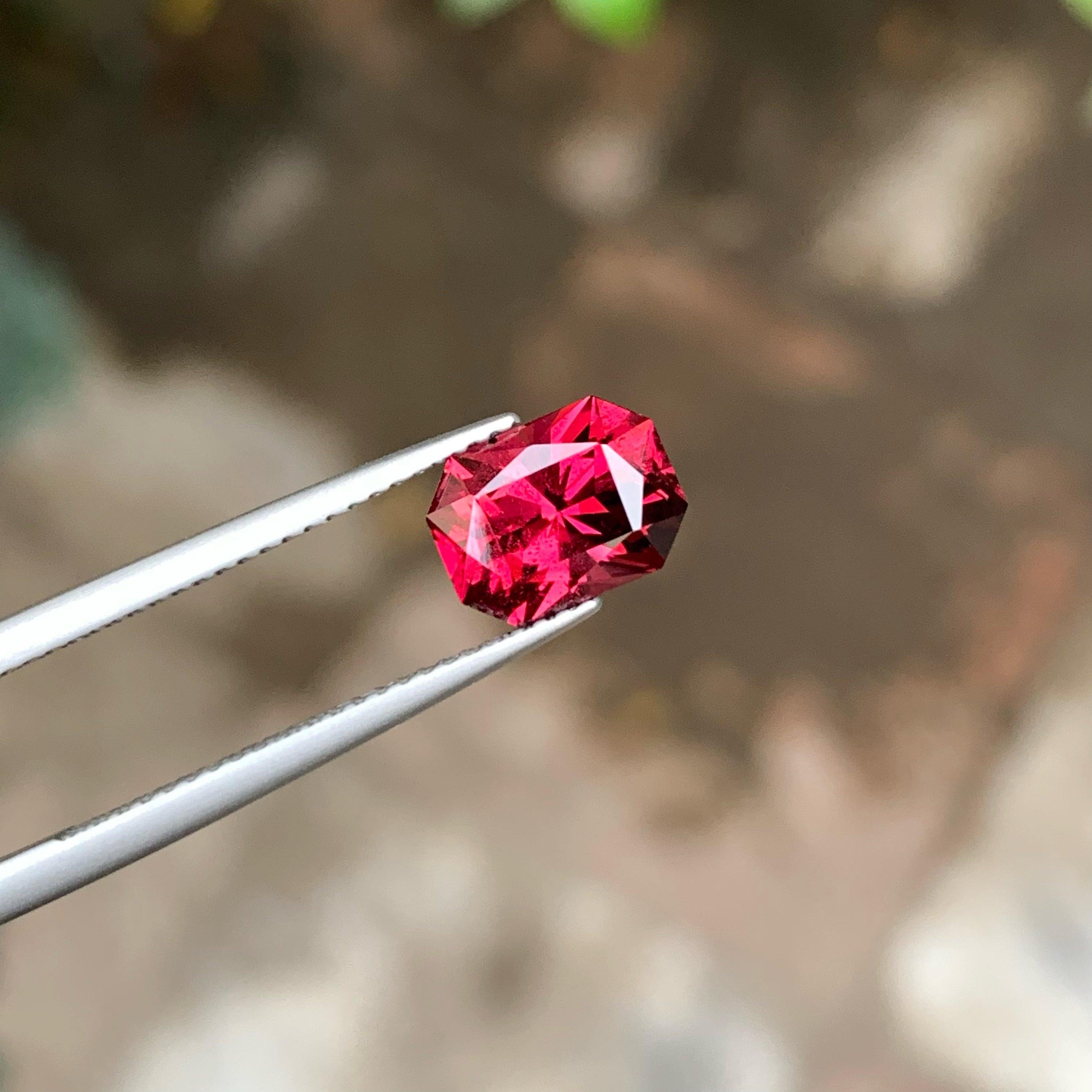 Moderne Fantastique bijou en grenat de Malawi rouge vif 2,45 carats, pierres précieuses non serties en vente