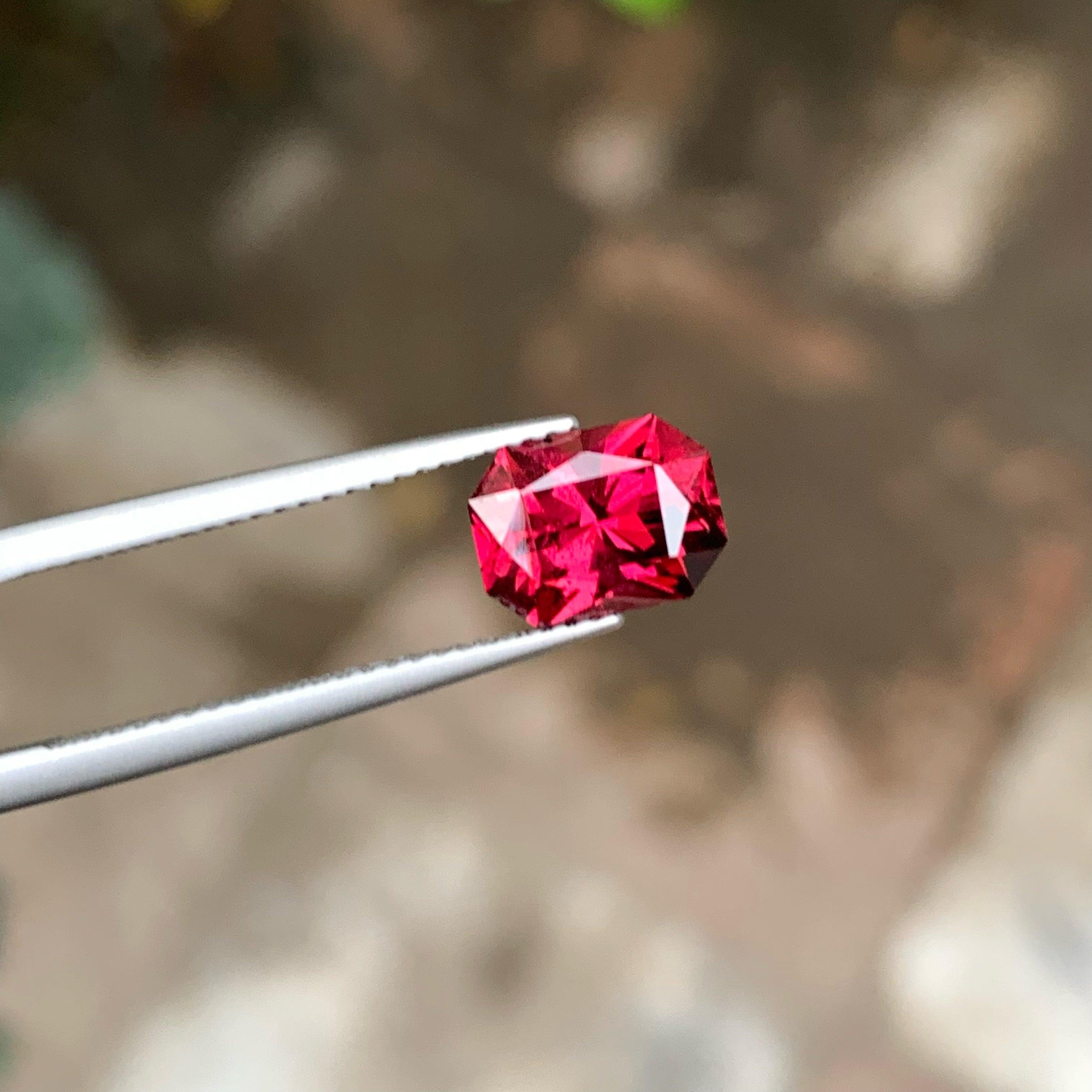 Fantastique bijou en grenat de Malawi rouge vif 2,45 carats, pierres précieuses non serties Neuf - En vente à Bangkok, TH