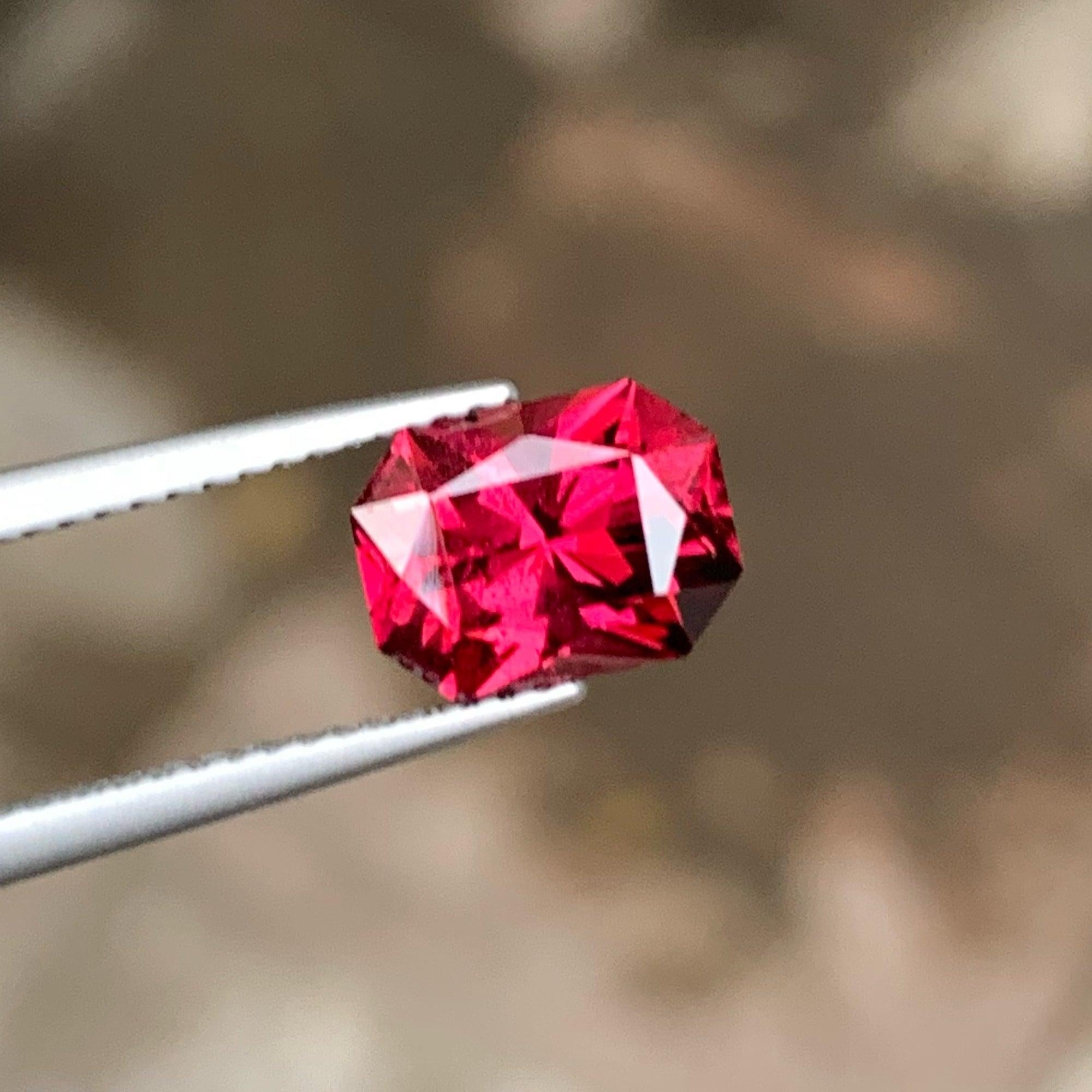 Fantastique bijou en grenat de Malawi rouge vif 2,45 carats, pierres précieuses non serties Unisexe en vente
