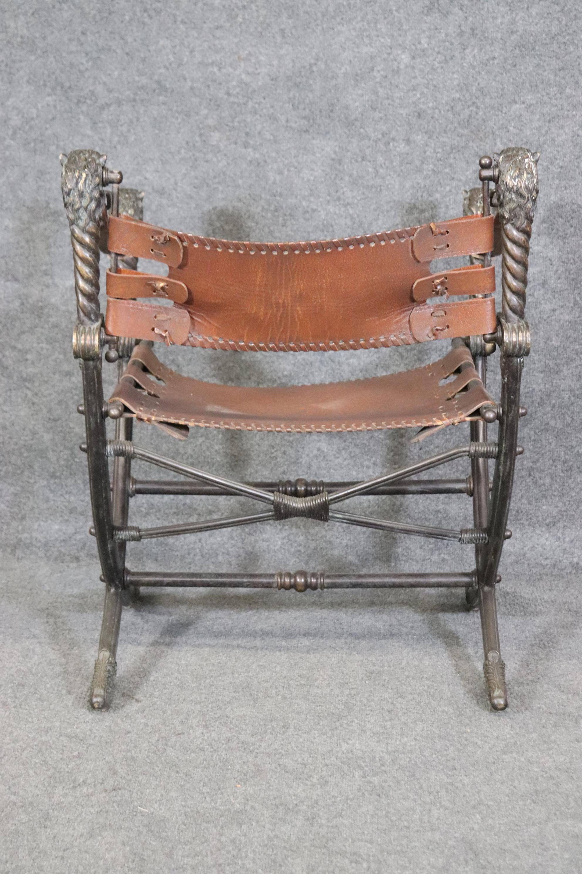 Fantastique chaise Savonarolla à tête de lion en bronze et cuir  en vente 3