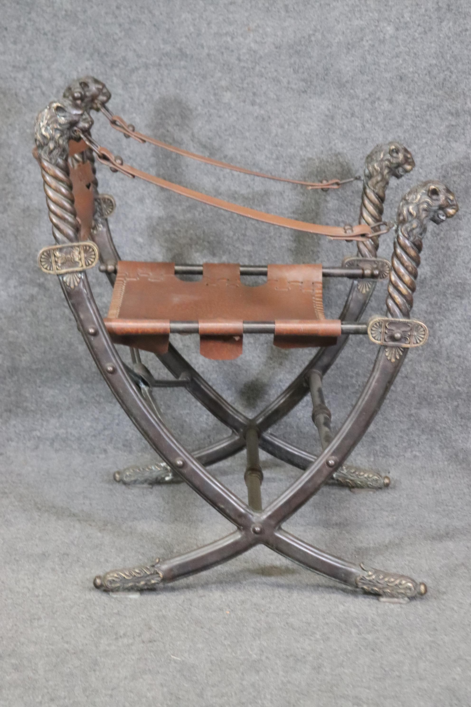 Fantastique chaise Savonarolla à tête de lion en bronze et cuir  en vente 4