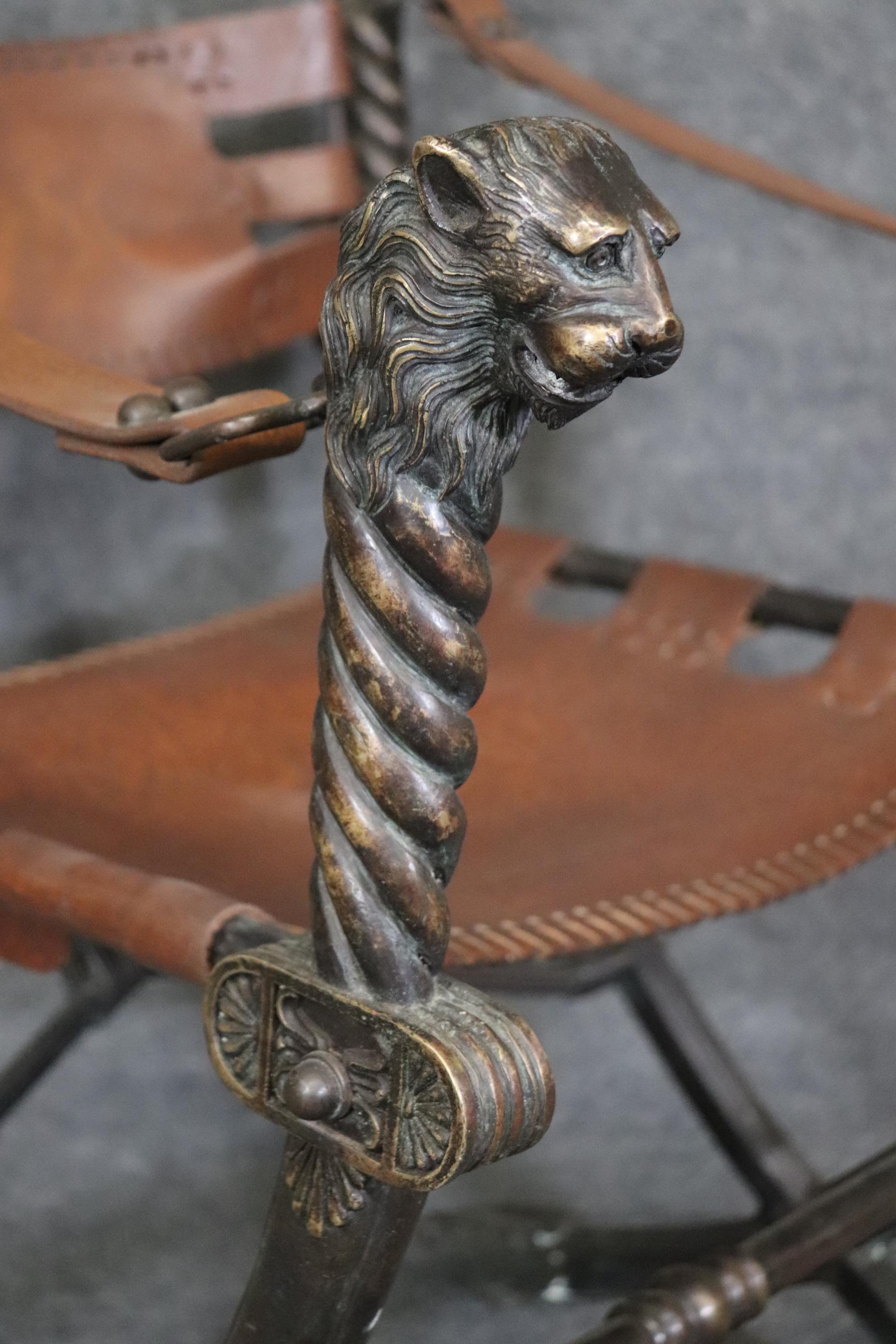 Fantastique chaise Savonarolla à tête de lion en bronze et cuir  en vente 6