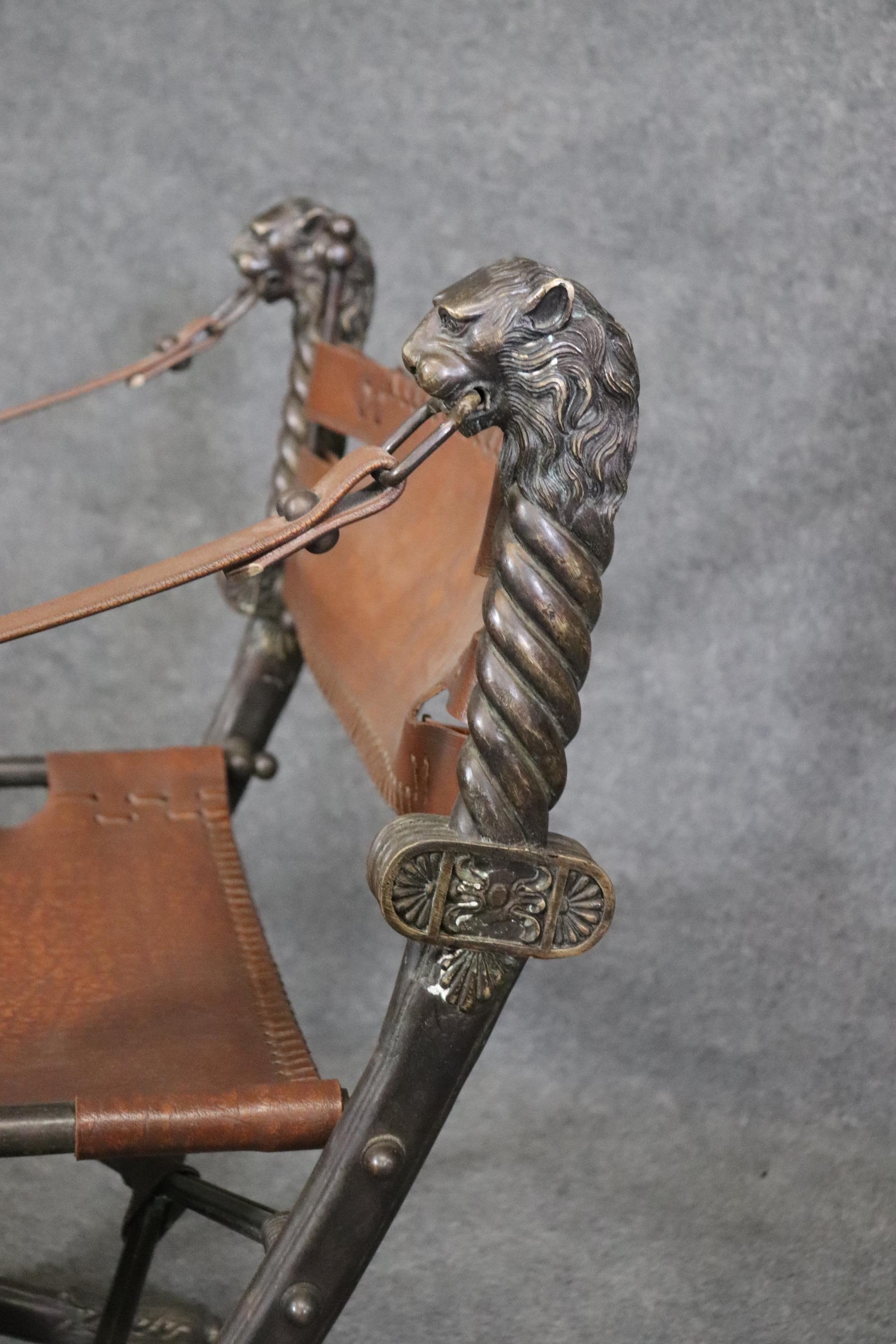 Néo-classique Fantastique chaise Savonarolla à tête de lion en bronze et cuir  en vente
