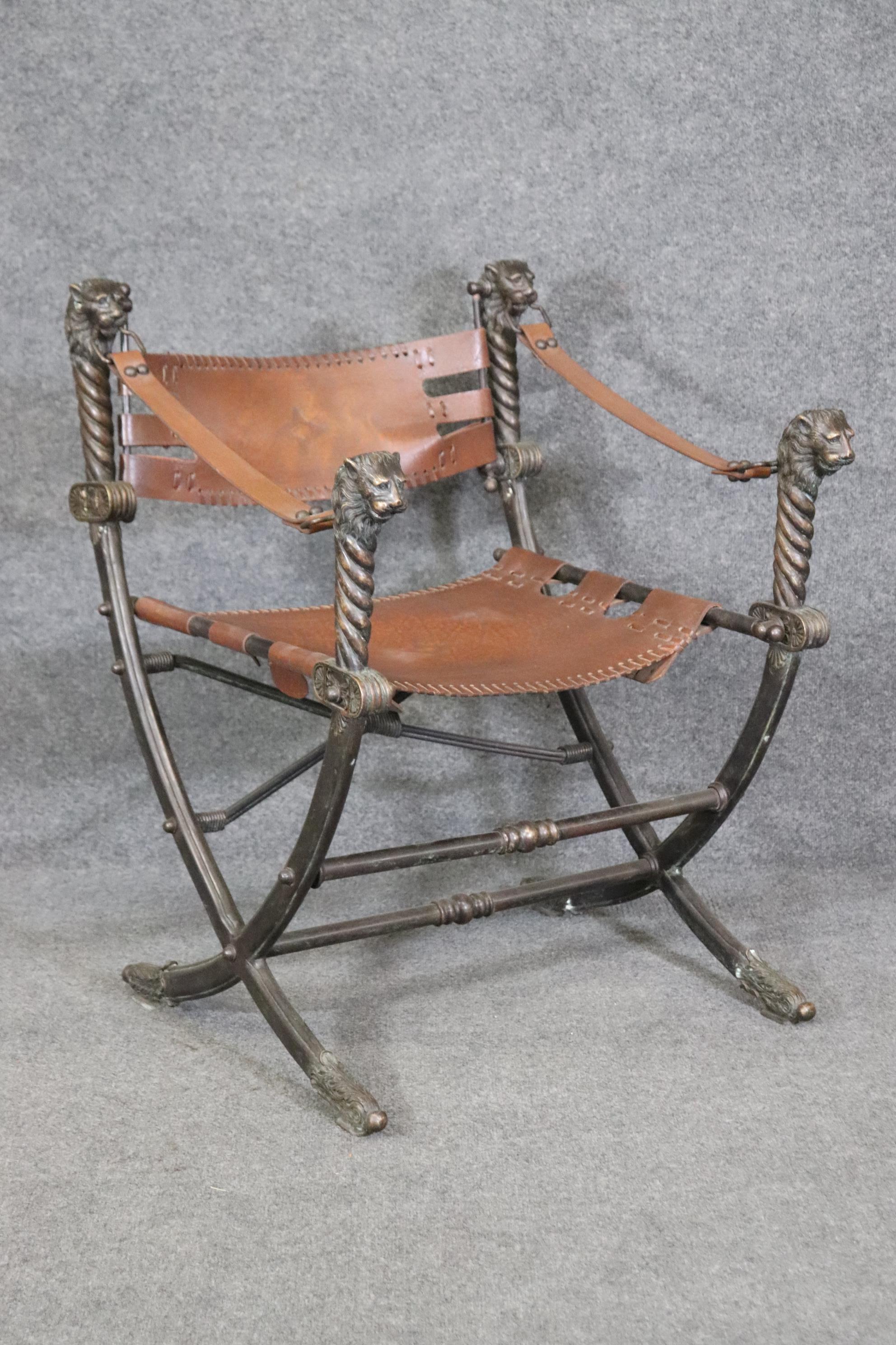 Fantastischer Savonarolla-Stuhl mit Löwenkopf aus Bronze und Leder  im Zustand „Gut“ im Angebot in Swedesboro, NJ