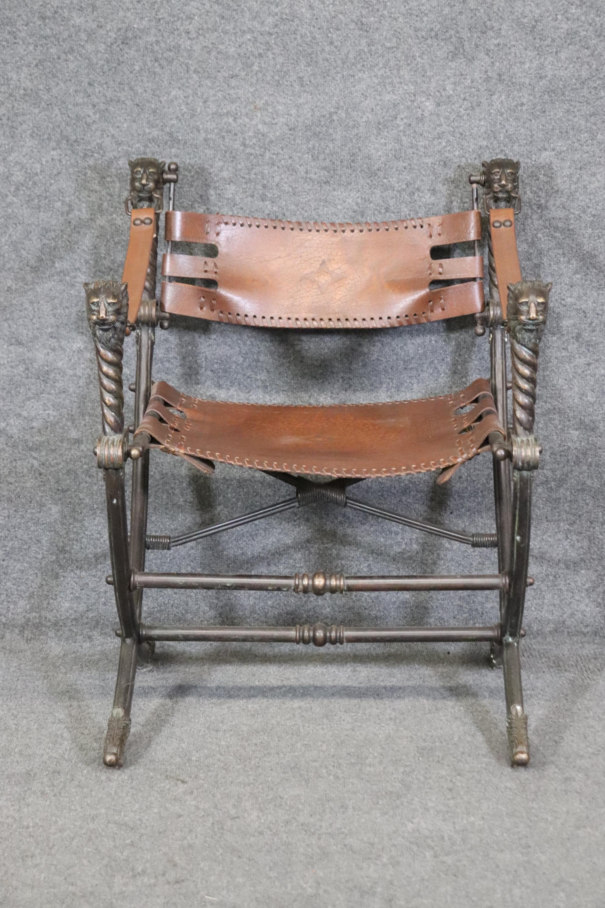 Fantastischer Savonarolla-Stuhl mit Löwenkopf aus Bronze und Leder  im Angebot 1