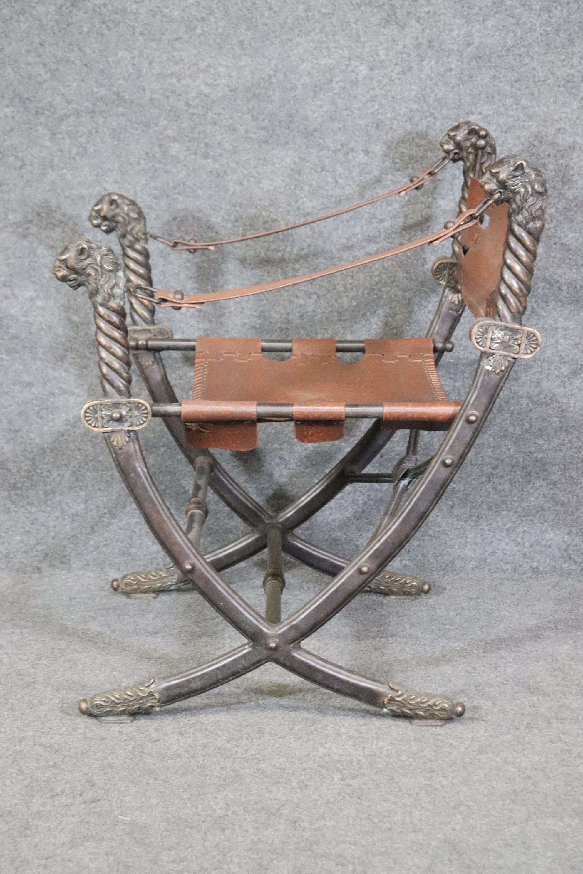 Fantastique chaise Savonarolla à tête de lion en bronze et cuir  en vente 2