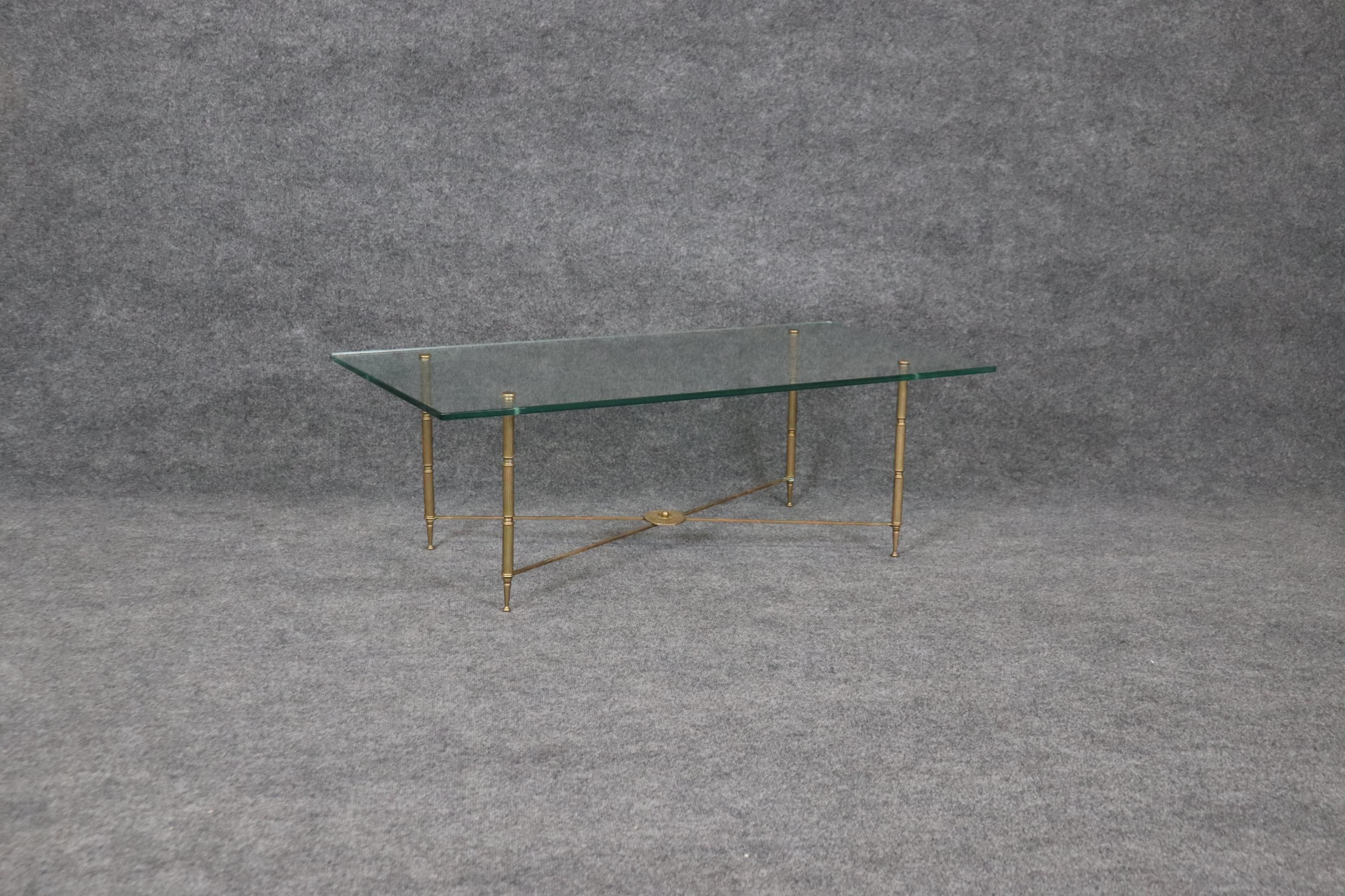 Milieu du XXe siècle Fantastique table basse du Directoire Maison Jansen en bronze et verre épais en vente