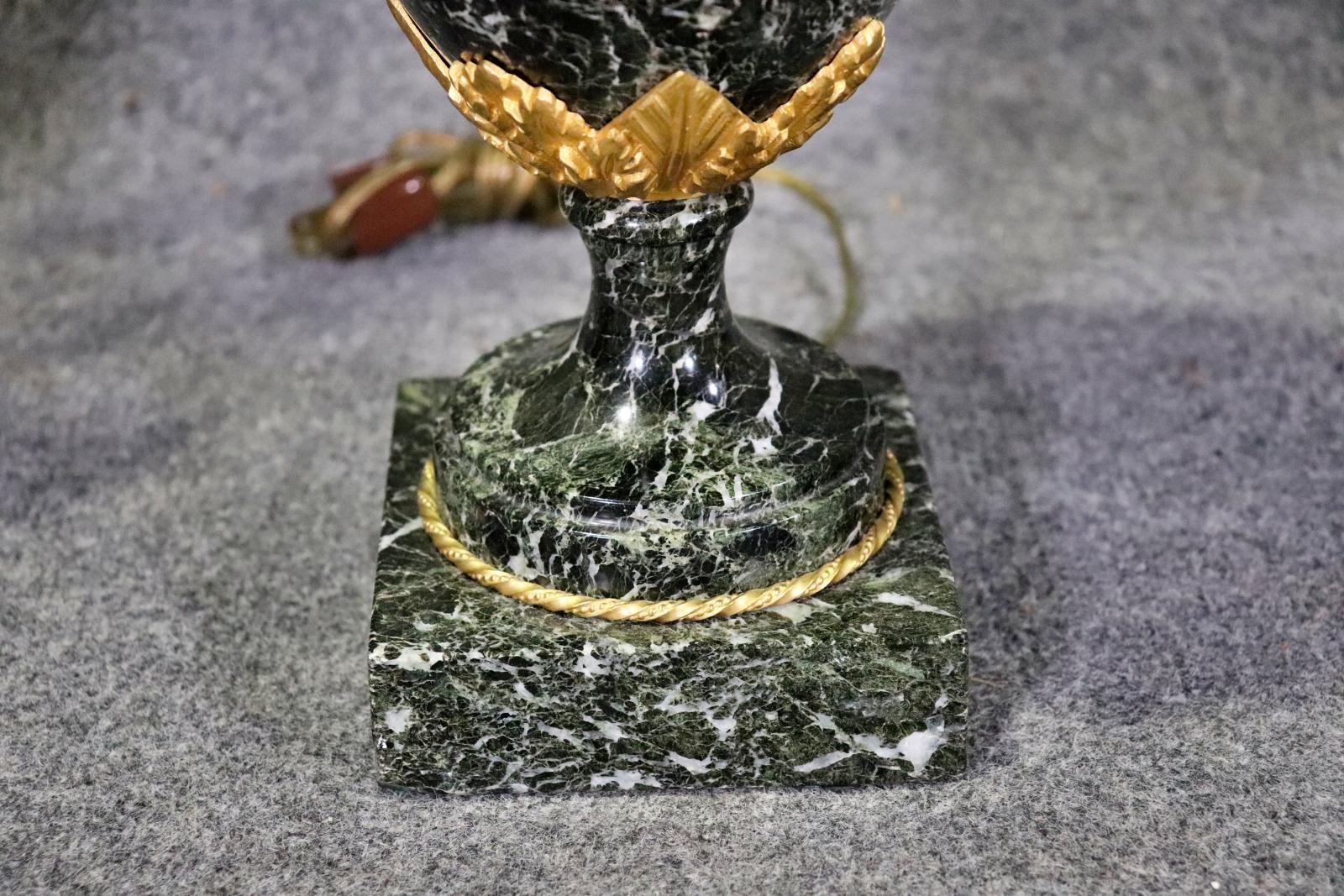 Fantastique lampe à cassolette française en marbre Verdi et Dore' montée sur bronze en vente 3