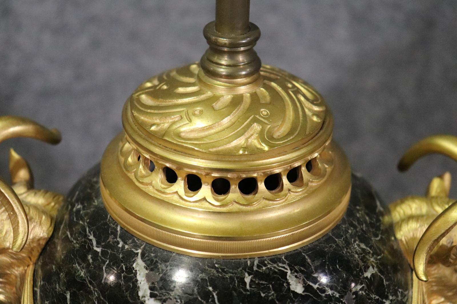 Louis XV Fantastique lampe à cassolette française en marbre Verdi et Dore' montée sur bronze en vente