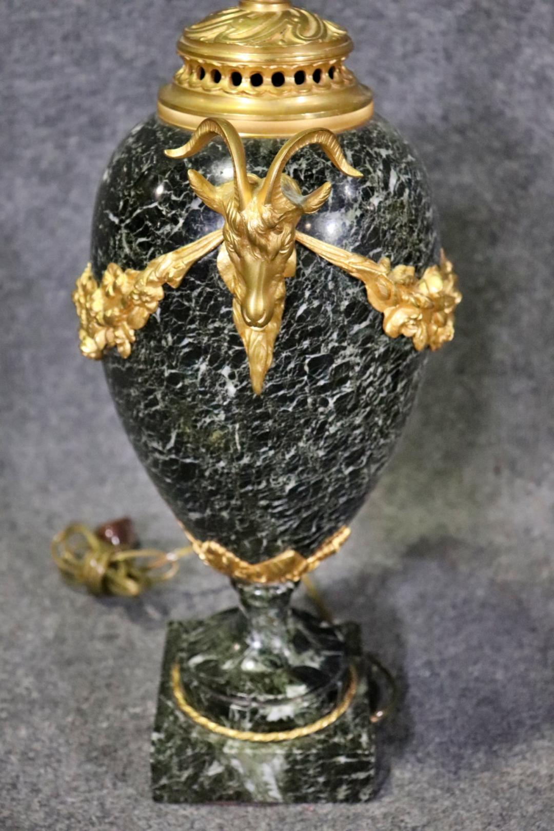 Fantastische französische Cassolette-Tischlampen aus Bronze und Verdi-Marmor mit Goldbronzebeschlägen im Zustand „Gut“ im Angebot in Swedesboro, NJ