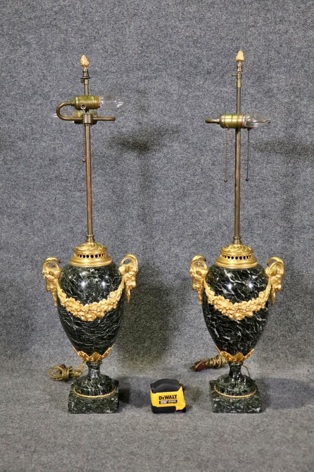 Fantastische französische Cassolette-Tischlampen aus Bronze und Verdi-Marmor mit Goldbronzebeschlägen (Frühes 20. Jahrhundert) im Angebot