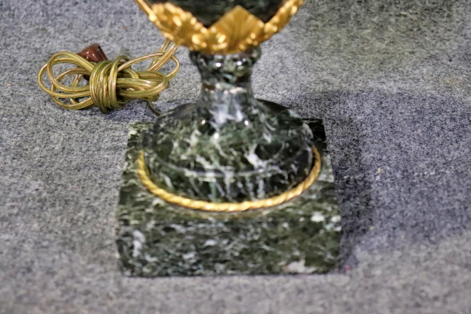 Fantastische französische Cassolette-Tischlampen aus Bronze und Verdi-Marmor mit Goldbronzebeschlägen im Angebot 3