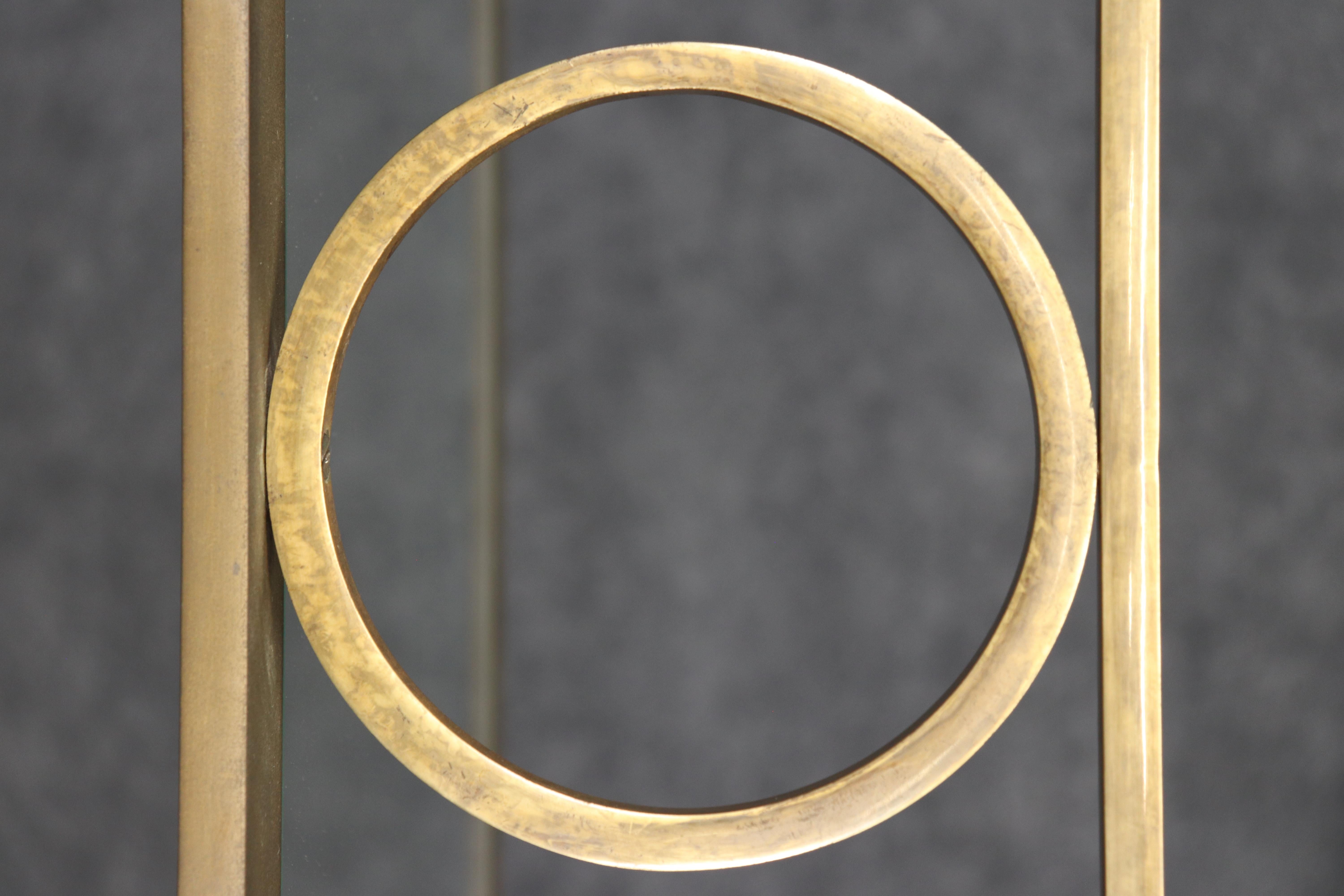 Fantastico espositore a scaffale a 5 livelli in bronzo o in ottone della Maison Jansen in vendita 3