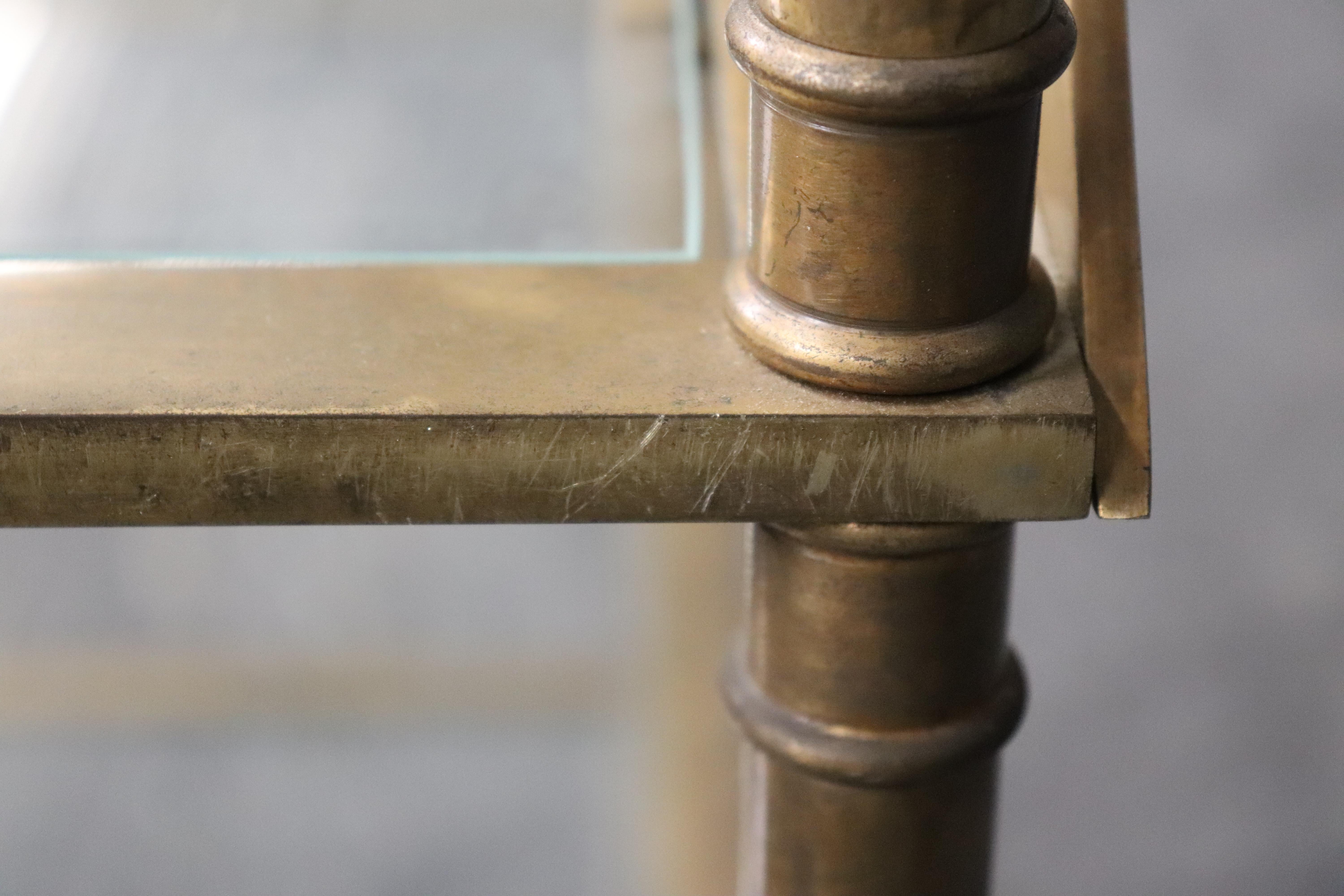 Fantastico espositore a scaffale a 5 livelli in bronzo o in ottone della Maison Jansen in vendita 5