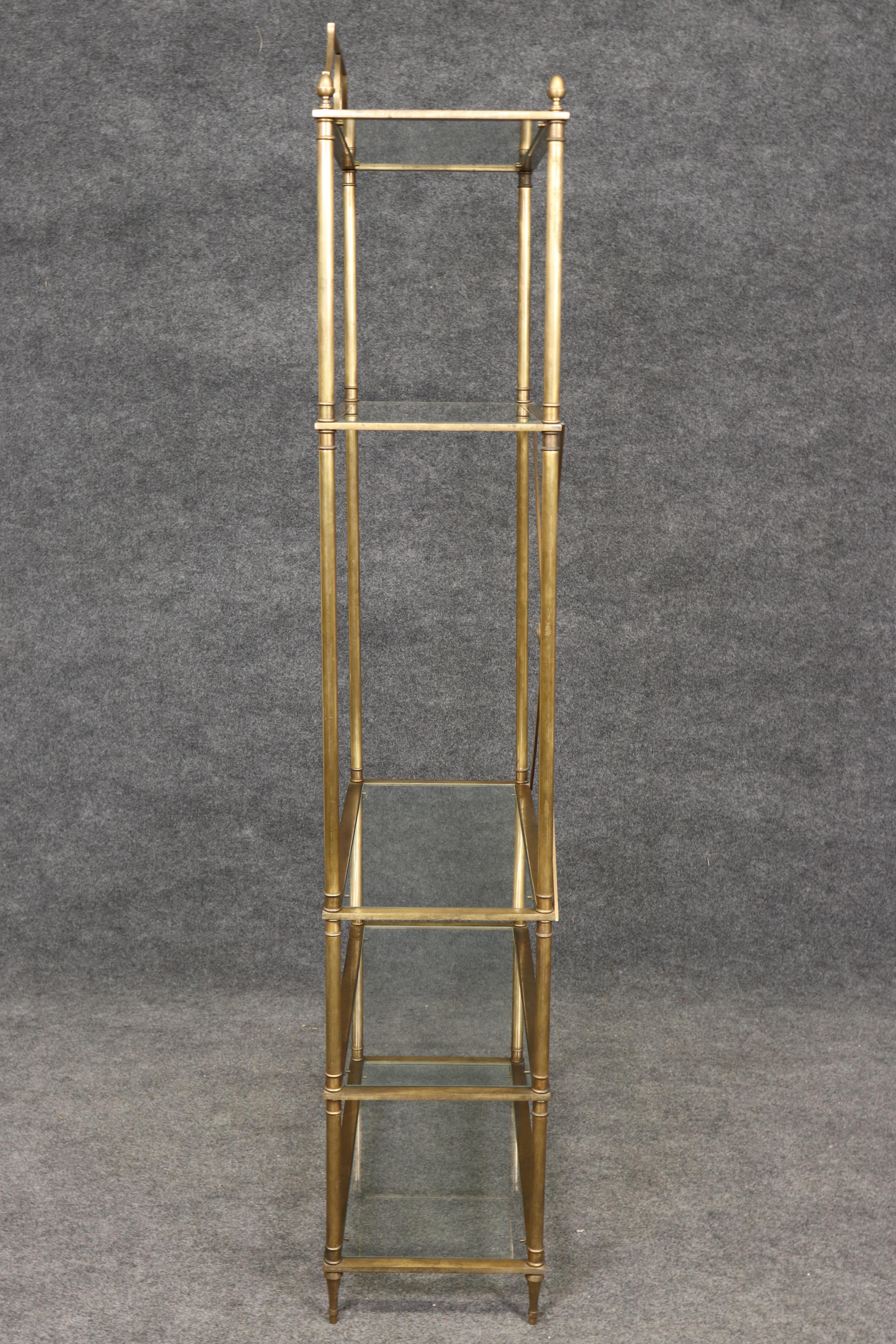 Fantastico espositore a scaffale a 5 livelli in bronzo o in ottone della Maison Jansen In condizioni buone in vendita a Swedesboro, NJ