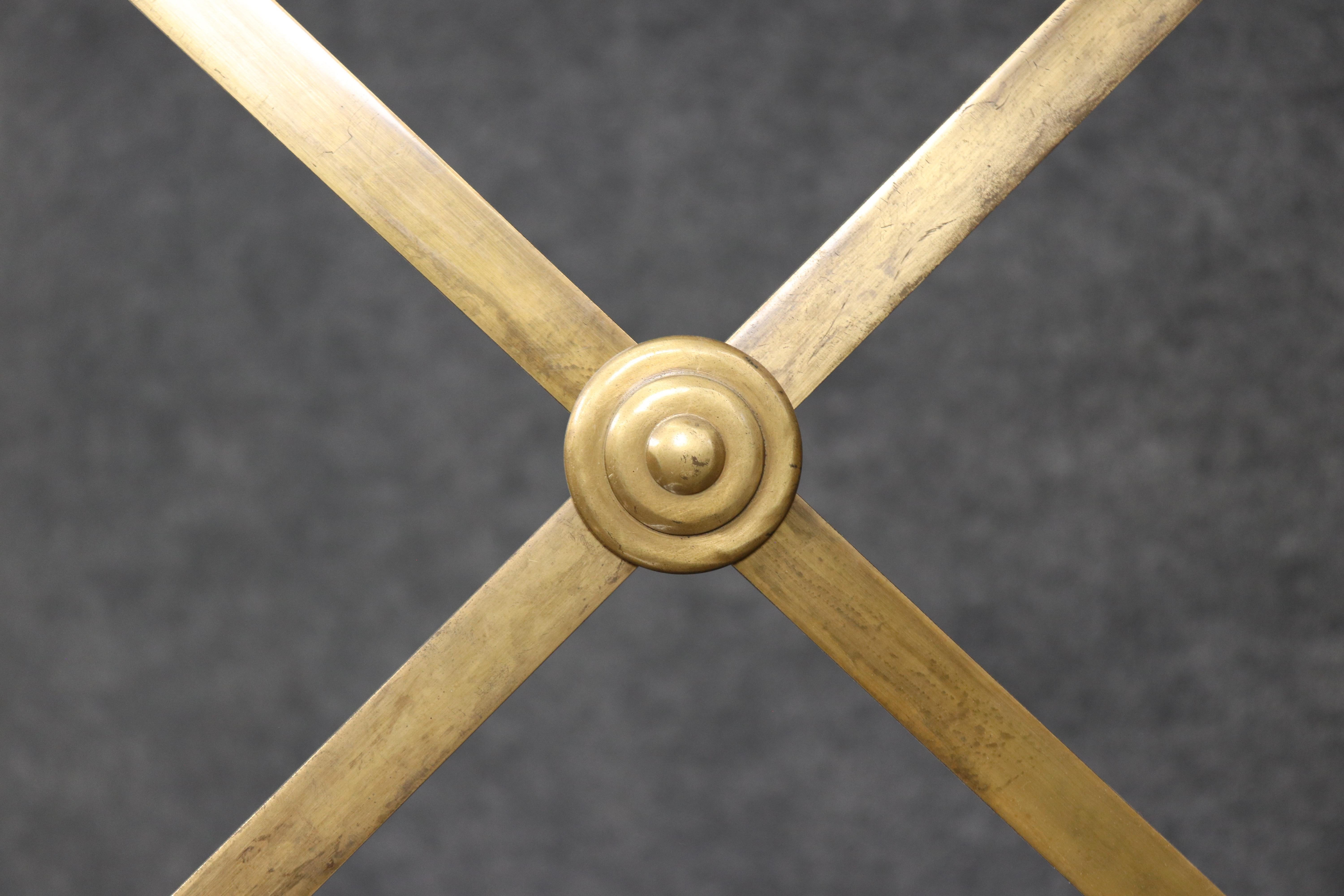 Ottone Fantastico espositore a scaffale a 5 livelli in bronzo o in ottone della Maison Jansen in vendita