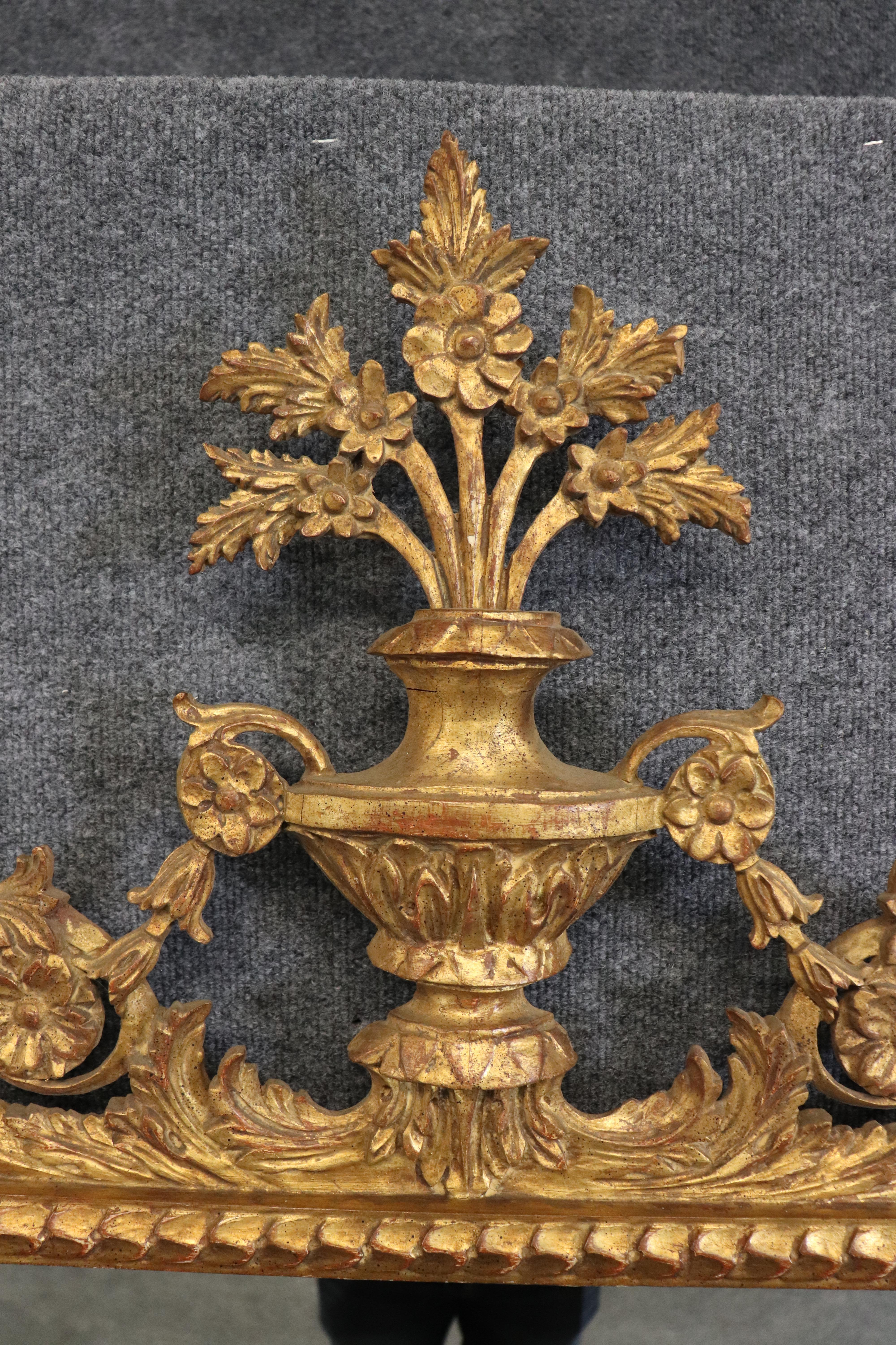 Si tratta di uno specchio eccezionalmente ben intagliato realizzato in Italia in stile Luigi XV. Lo specchio è intagliato a mano in noce e gesso ed è in ottime condizioni d'epoca con una normale patina dovuta all'età della cornice. Il vetro è