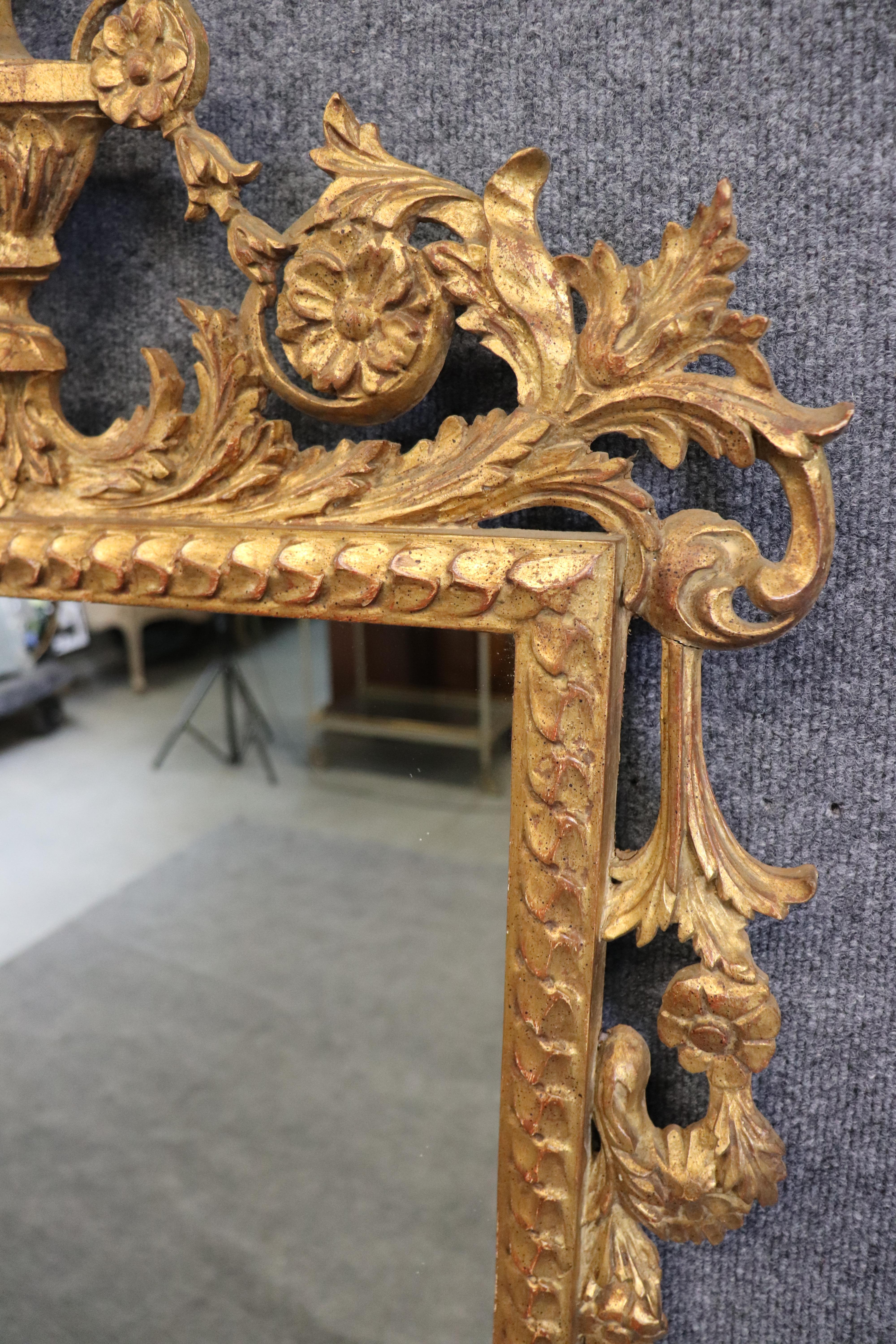Fantastico Spray di fiori intagliato in legno di noce e gesso francese Luigi XV in vendita 3