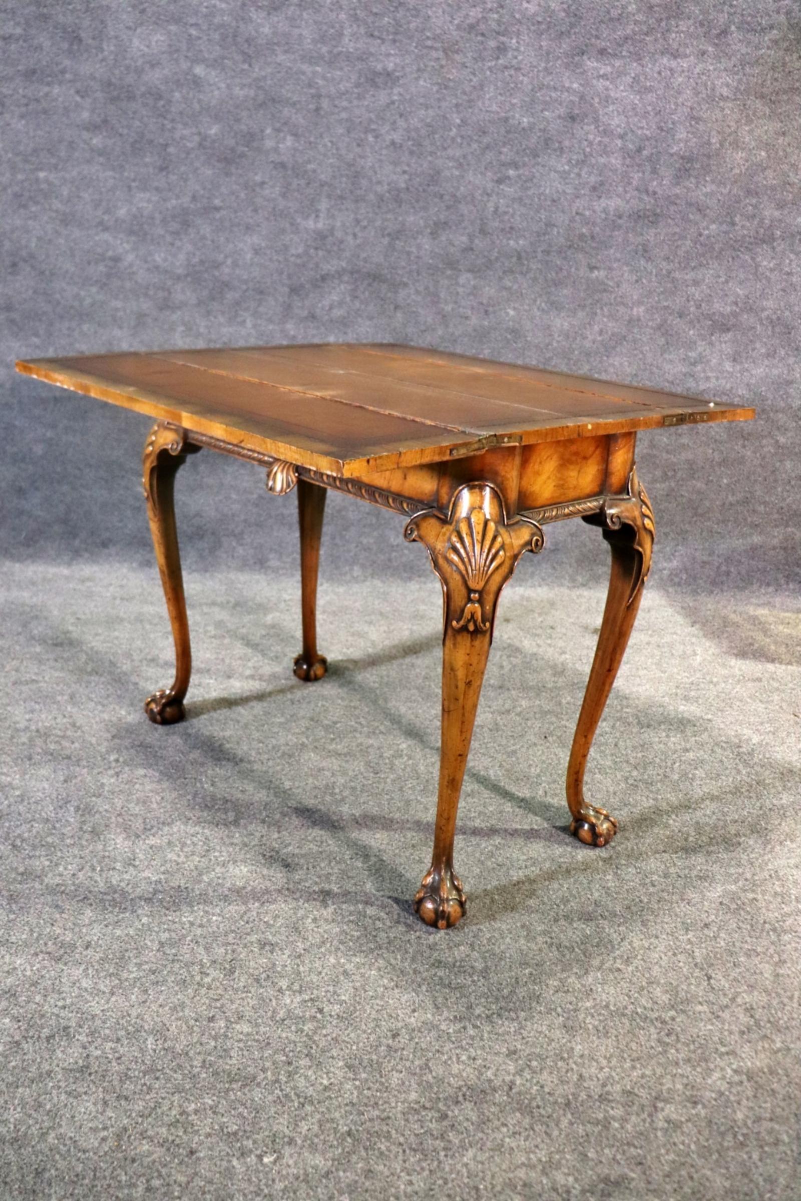 Fantástica Consola Plegable Georgiana de Bola y Garra de Cuero Tallada en Nogal Inglés en venta